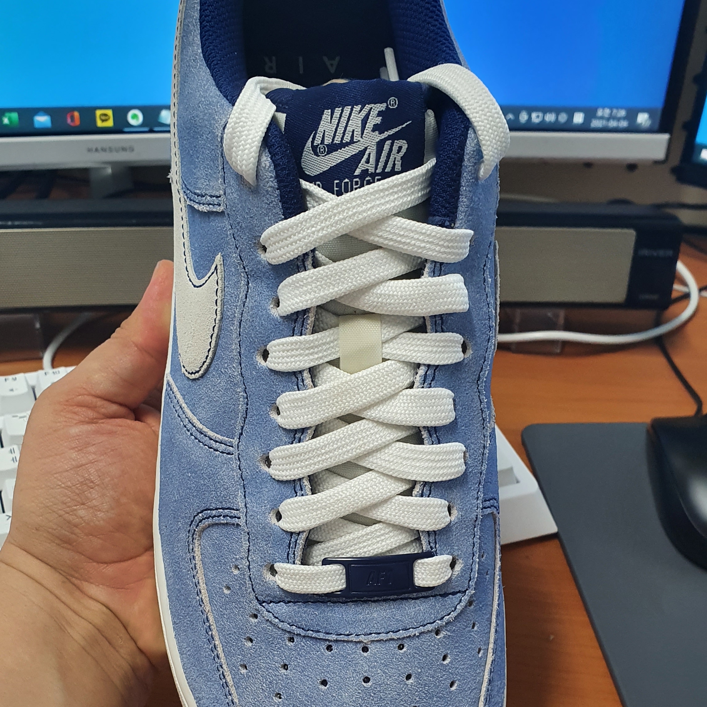 Nike Air Force 1 '07 LV8 Dusty Blue 착용 스타일 - 2
