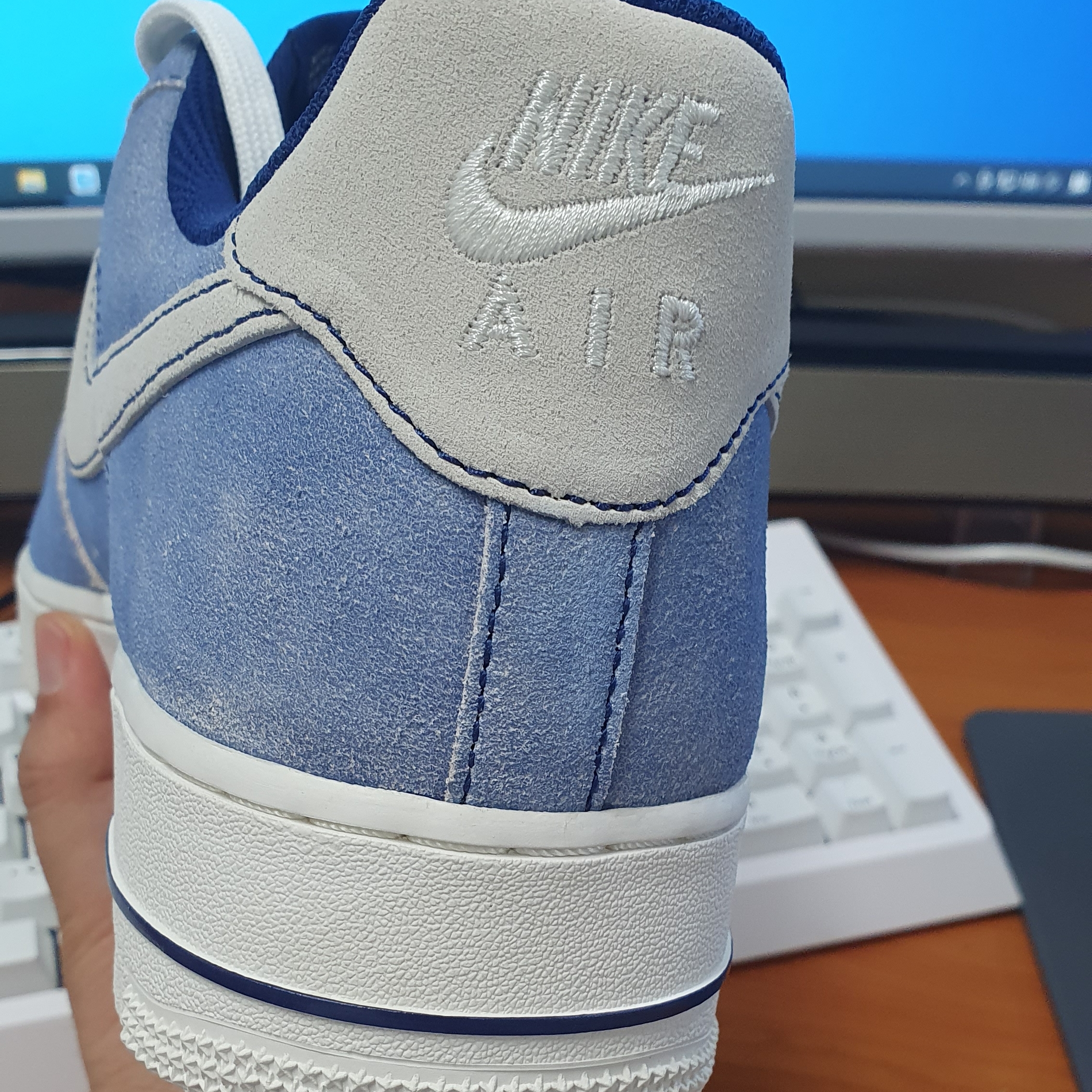 Nike Air Force 1 '07 LV8 Dusty Blue 착용 스타일 - 4