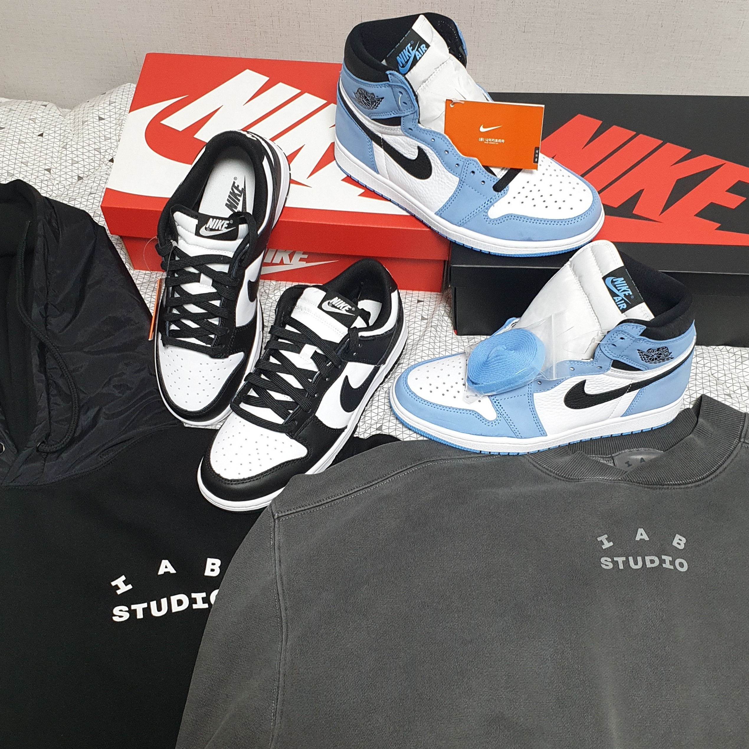 Nike Dunk Low Retro Black, Jordan 1 Retro High OG University Blue 착용 스타일
