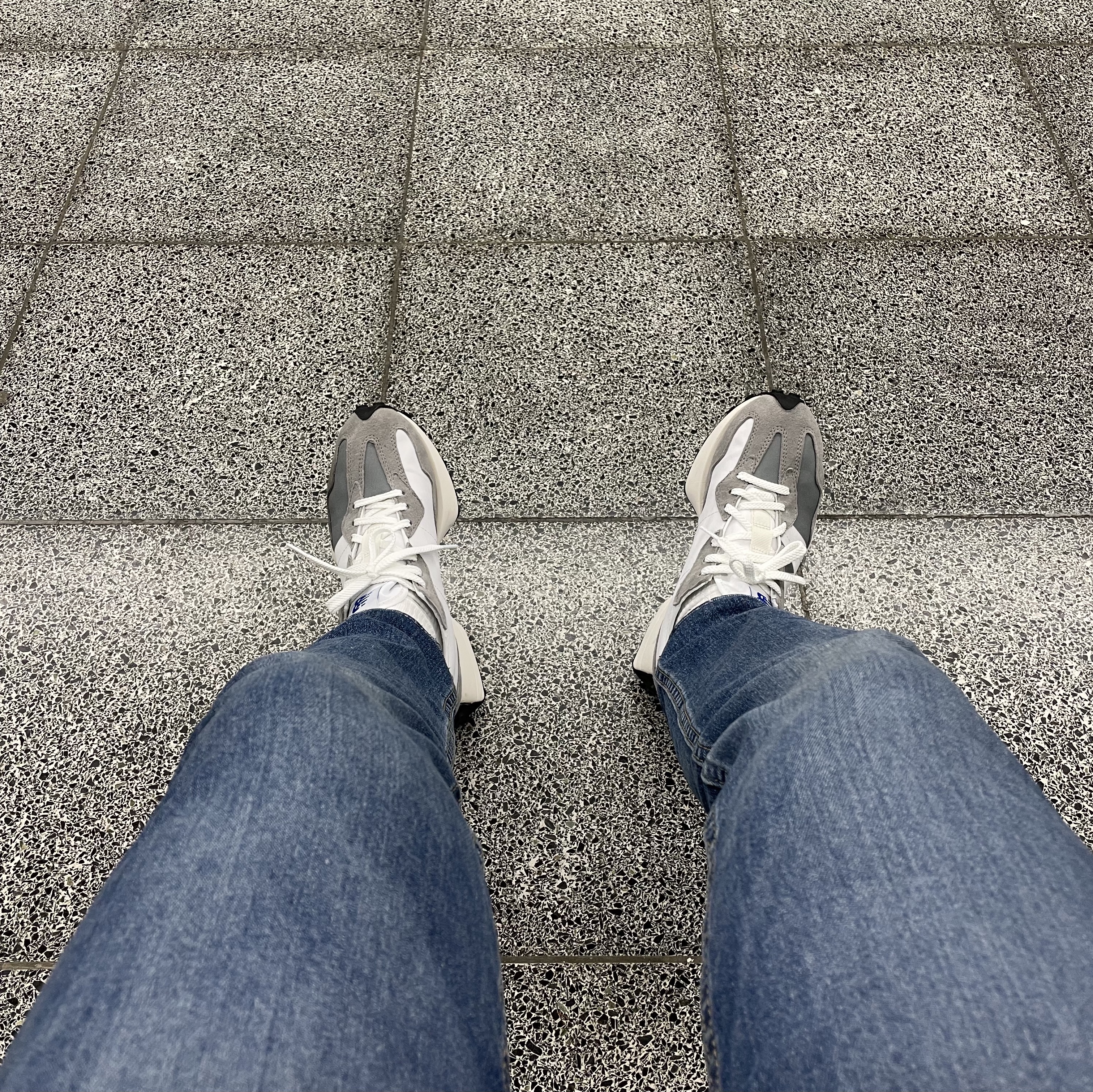 New Balance 327 Grey 착용 스타일