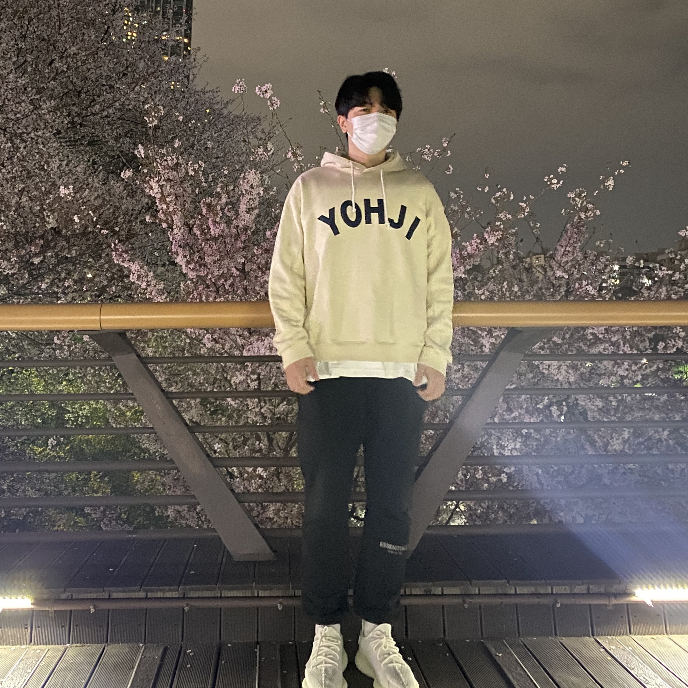 Adidas Yeezy Boost 350 V2 Cream/Triple White, Essentials Sweatpants Dark Slate/Black 2020 착용 스타일 - 1