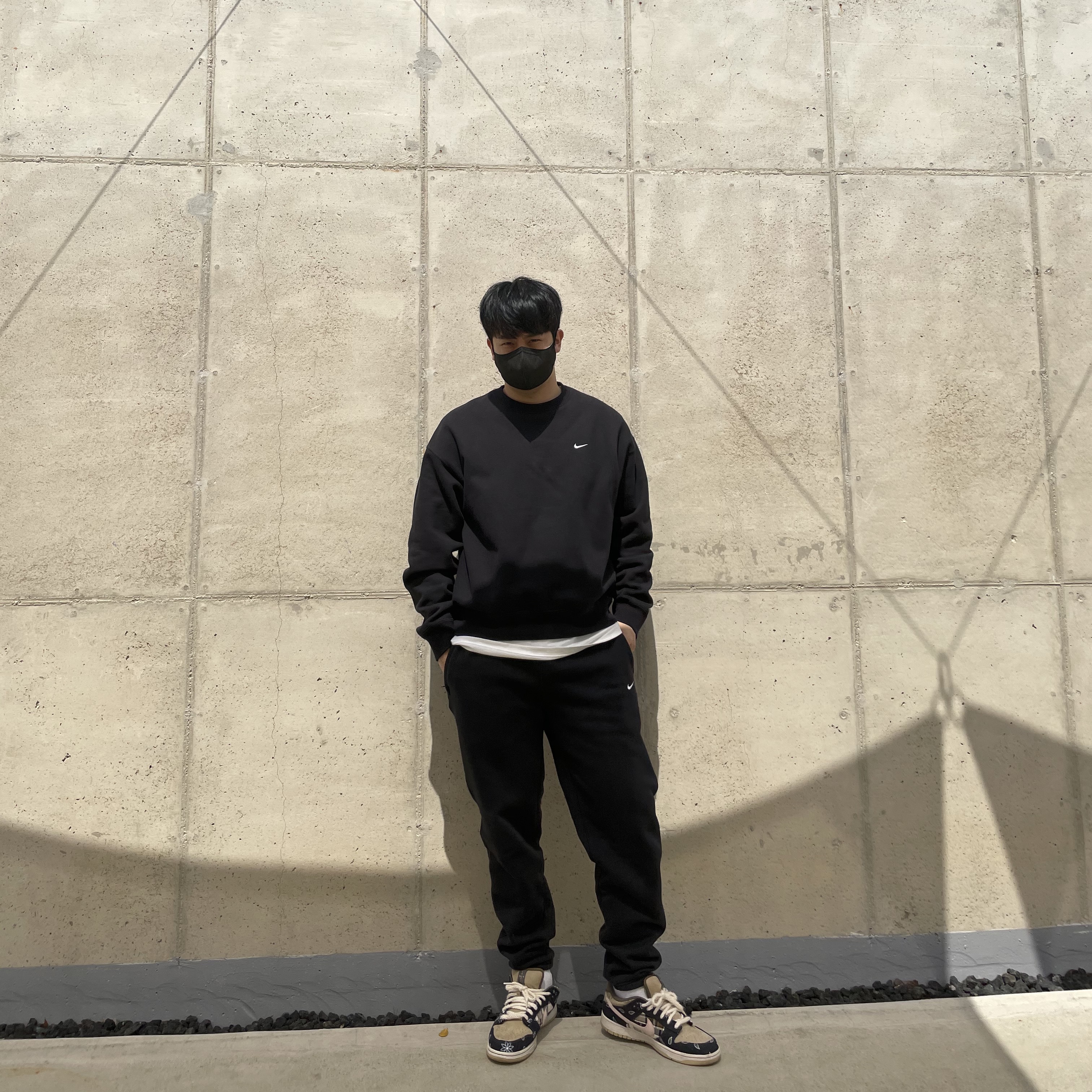 Nike NRG Solo Swoosh Fleece Pants Black - US/EU, Nike NRG Solo Swoosh Crew Fleece Black White - US/EU 착용 스타일