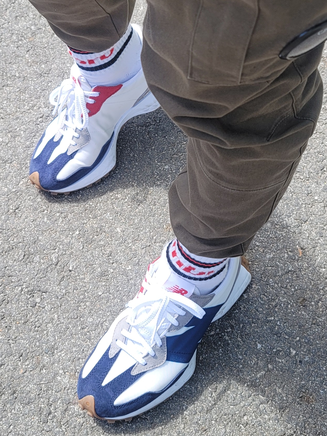 New Balance 327 Navy White Gum 착용 스타일 - 2