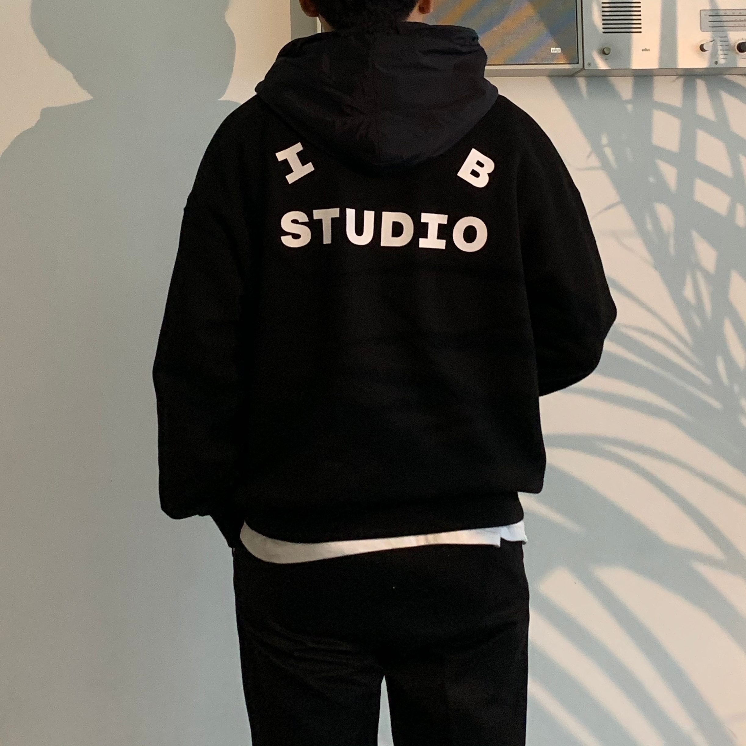 IAB Studio Woven Hoodie Black 착용 스타일 - 2