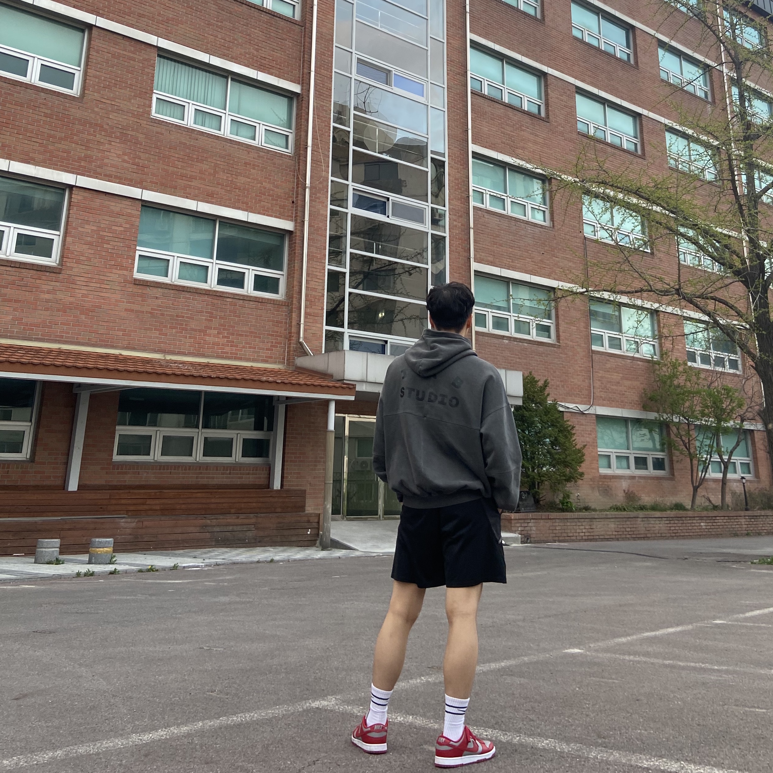 IAB Studio Blocked Pigment Hoodie Black, Nike Dunk Low Retro Medium Grey 착용 스타일