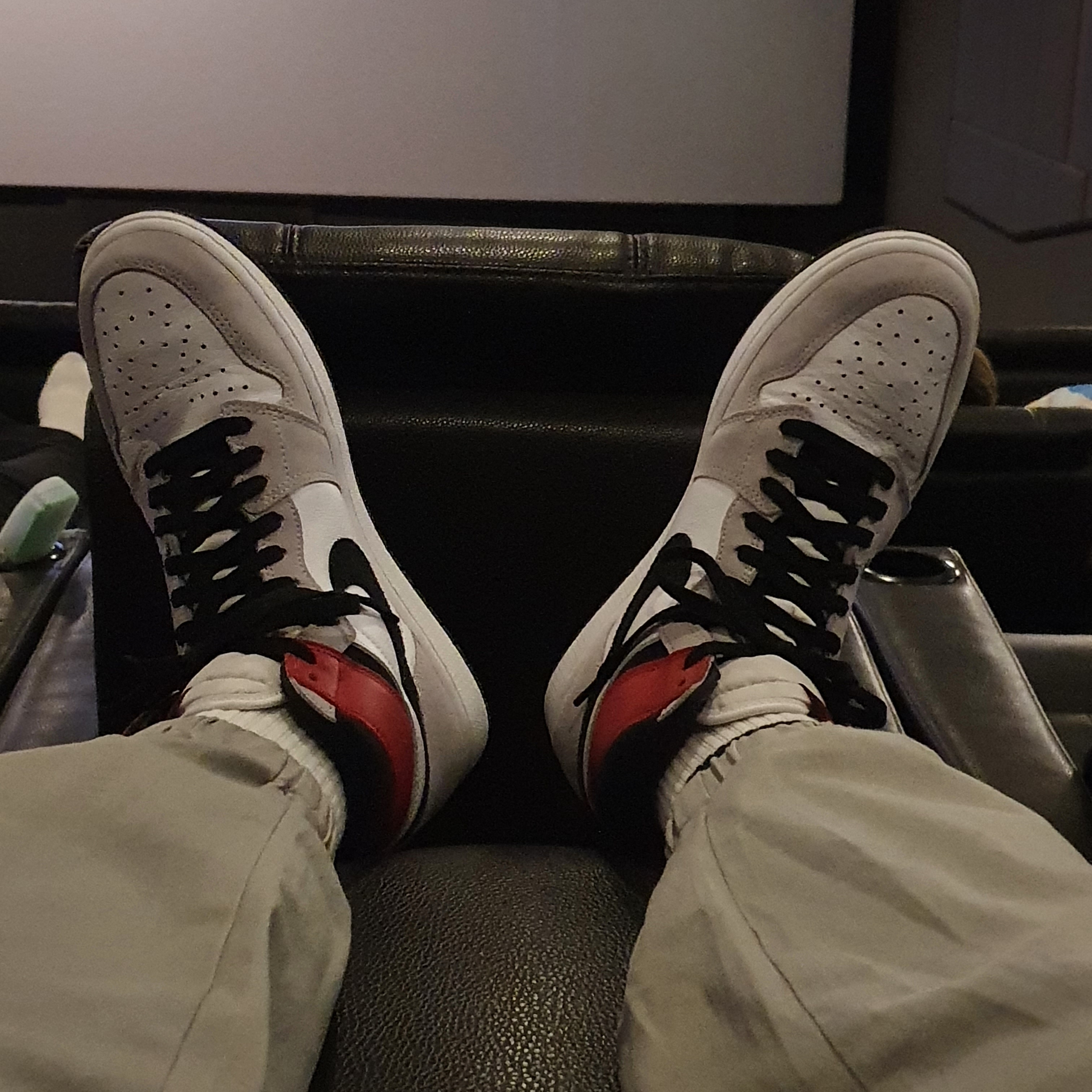 Jordan 1 Retro High OG Light Smoke Grey 착용 스타일 - 1
