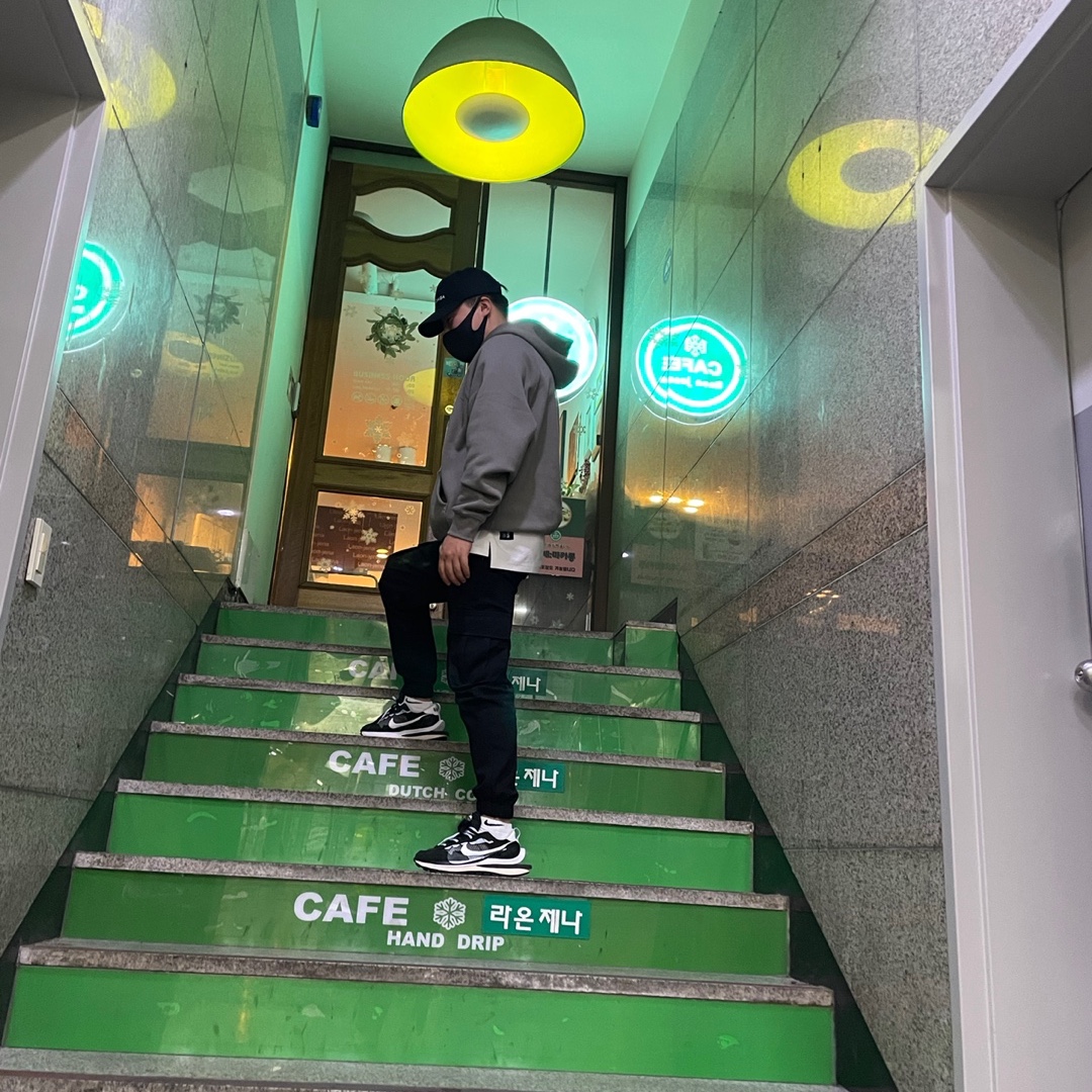 Nike x Sacai VaporWaffle Black White, (W) Jordan 4 x Off-White Retro SP Sail 착용 스타일 - 4