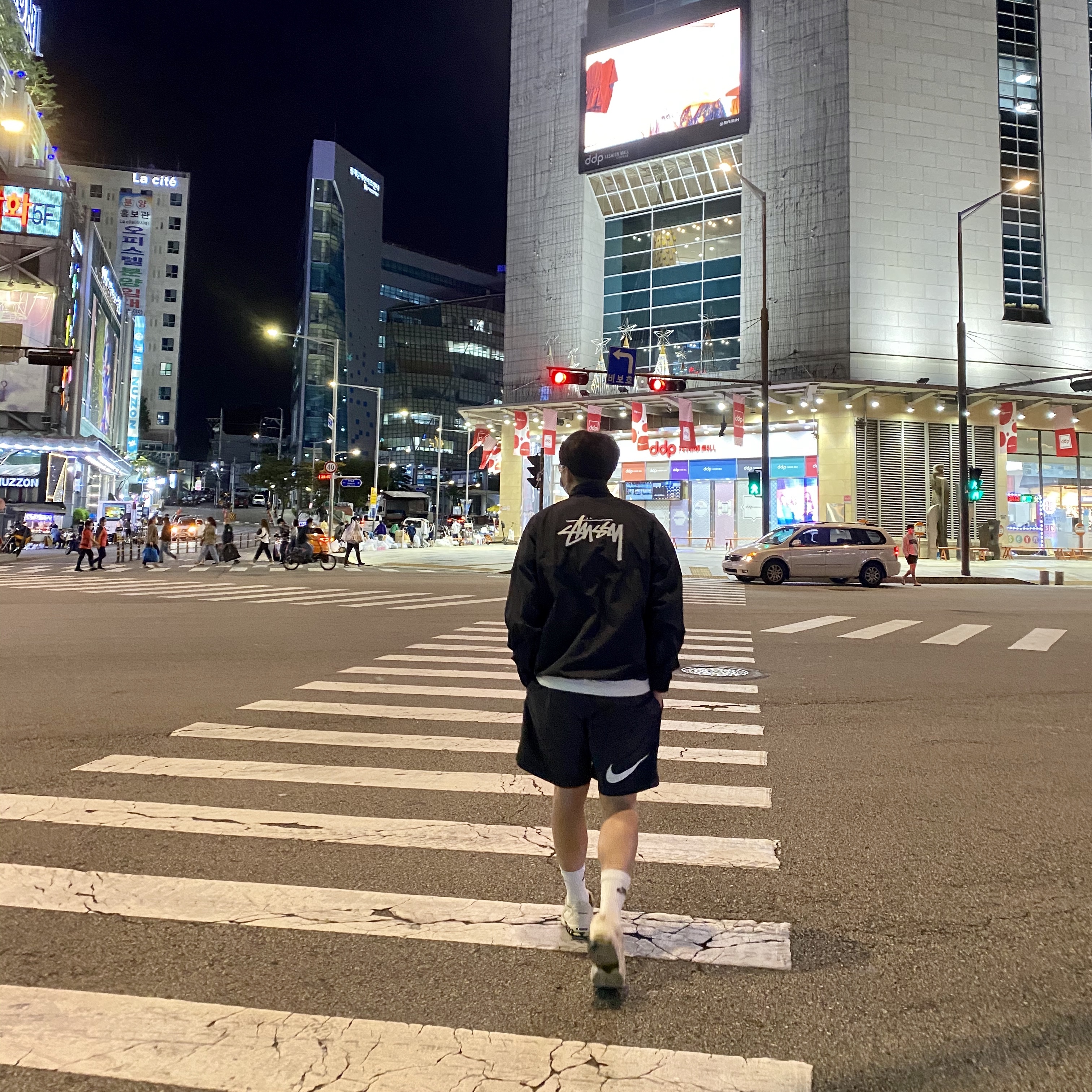 Nike x Stussy Windrunner Jacket Off Noir, Nike x Stussy Water Shorts Off Noir 착용 스타일