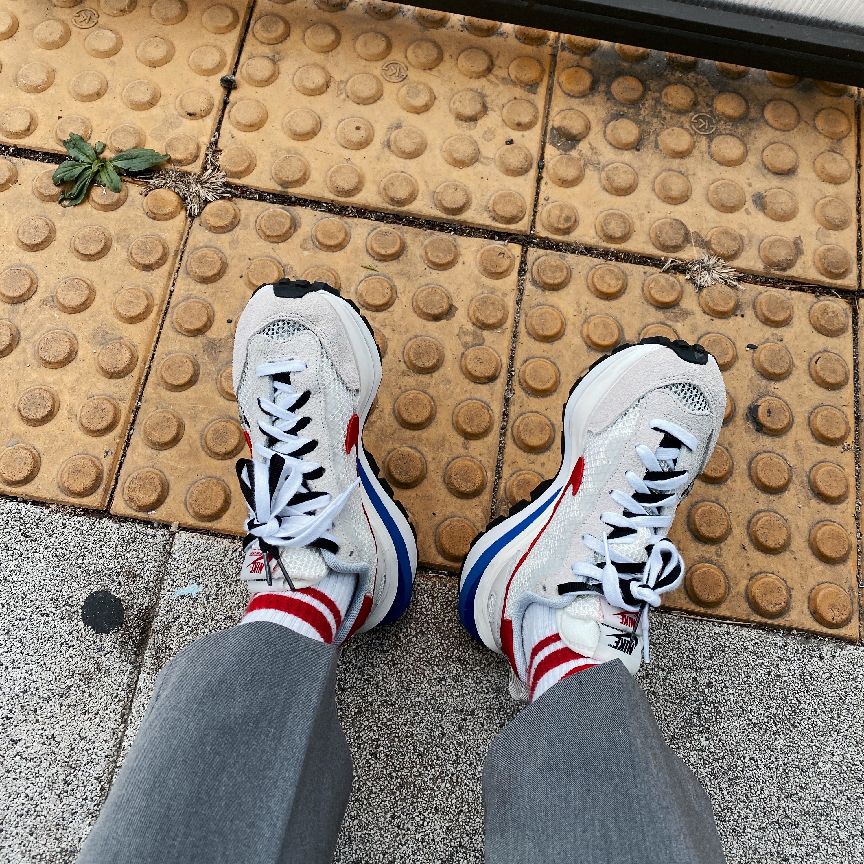 Nike x Sacai VaporWaffle Royal Fuchsia 착용 스타일 - 2