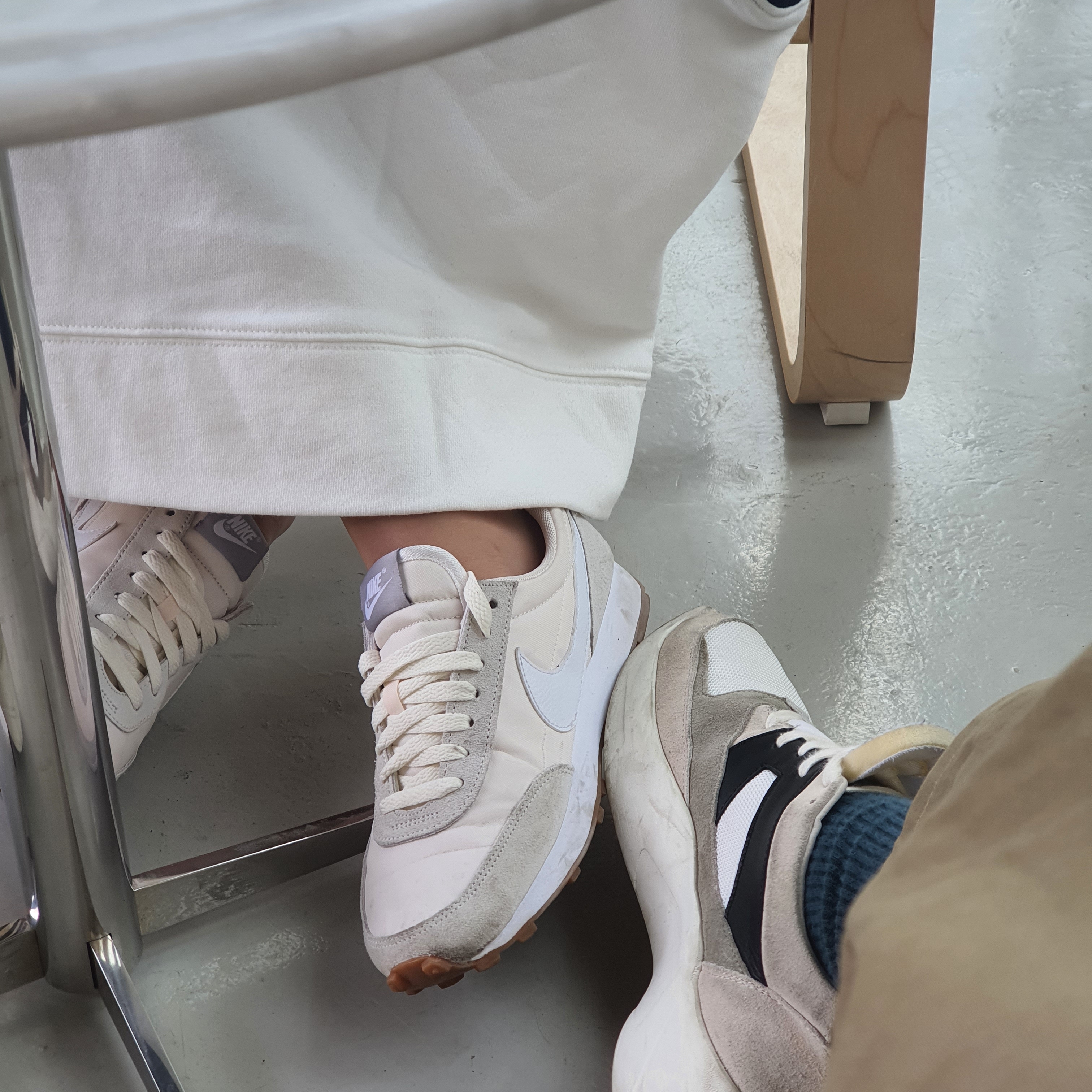 (W) Nike Daybreak Summit White, Essentials Distance Sneakers Cream Grey Black 착용 스타일 - 4