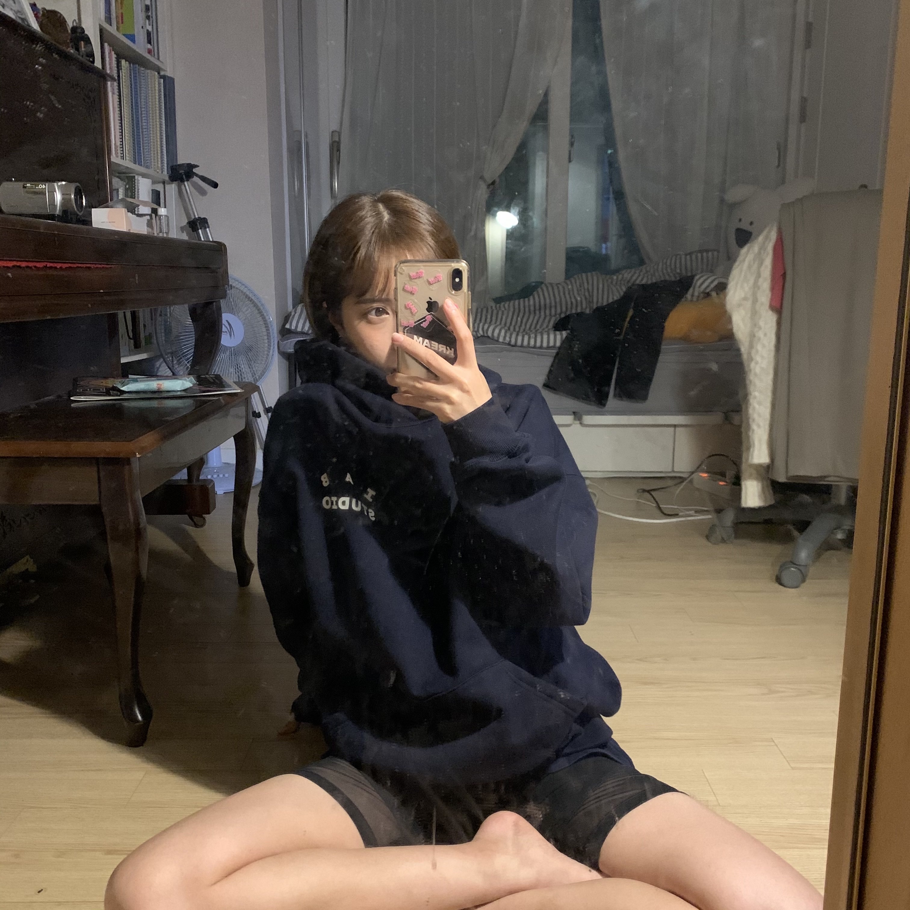 IAB Studio Hoodie Navy - 21SS 착용 스타일 - 2