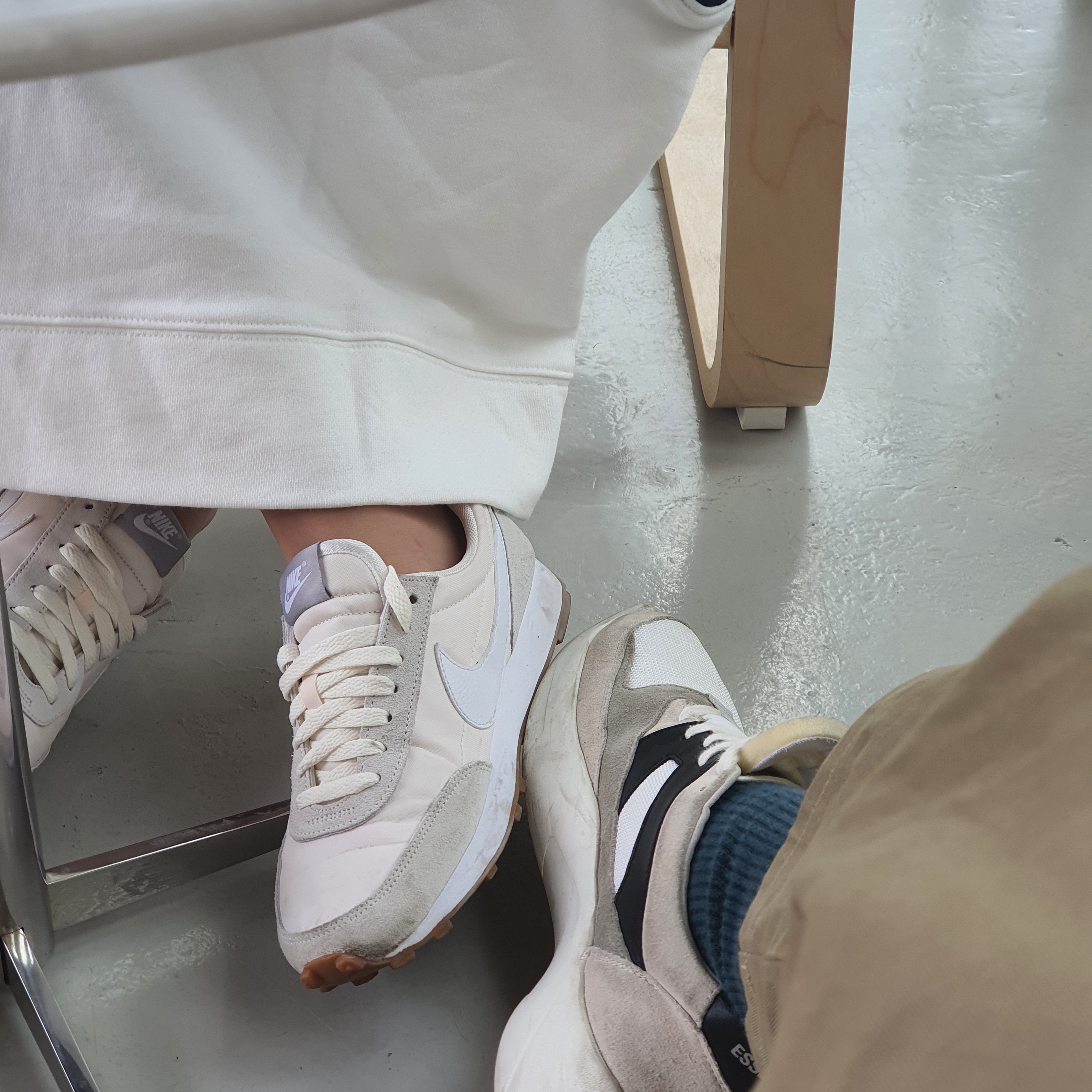 (W) Nike Daybreak Summit White, Essentials Distance Sneakers Cream Grey Black 착용 스타일 - 3