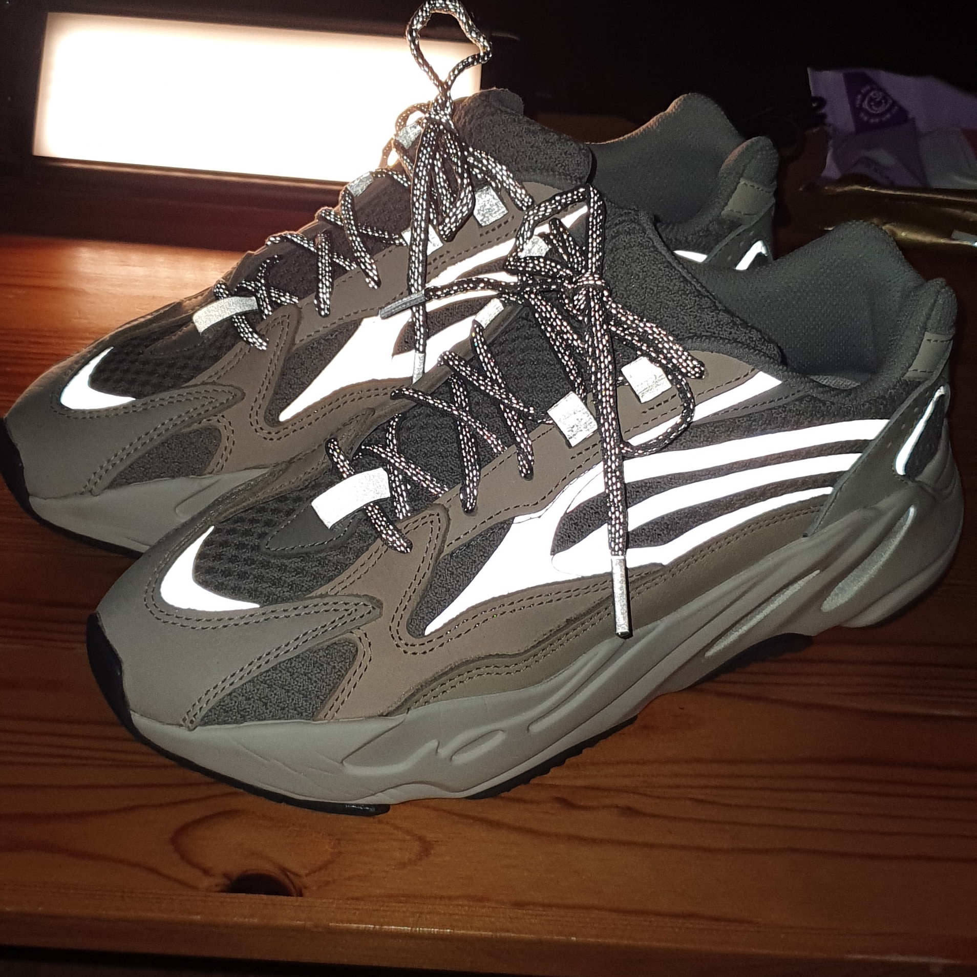 Adidas Yeezy Boost 700 V2 Cream 착용 스타일