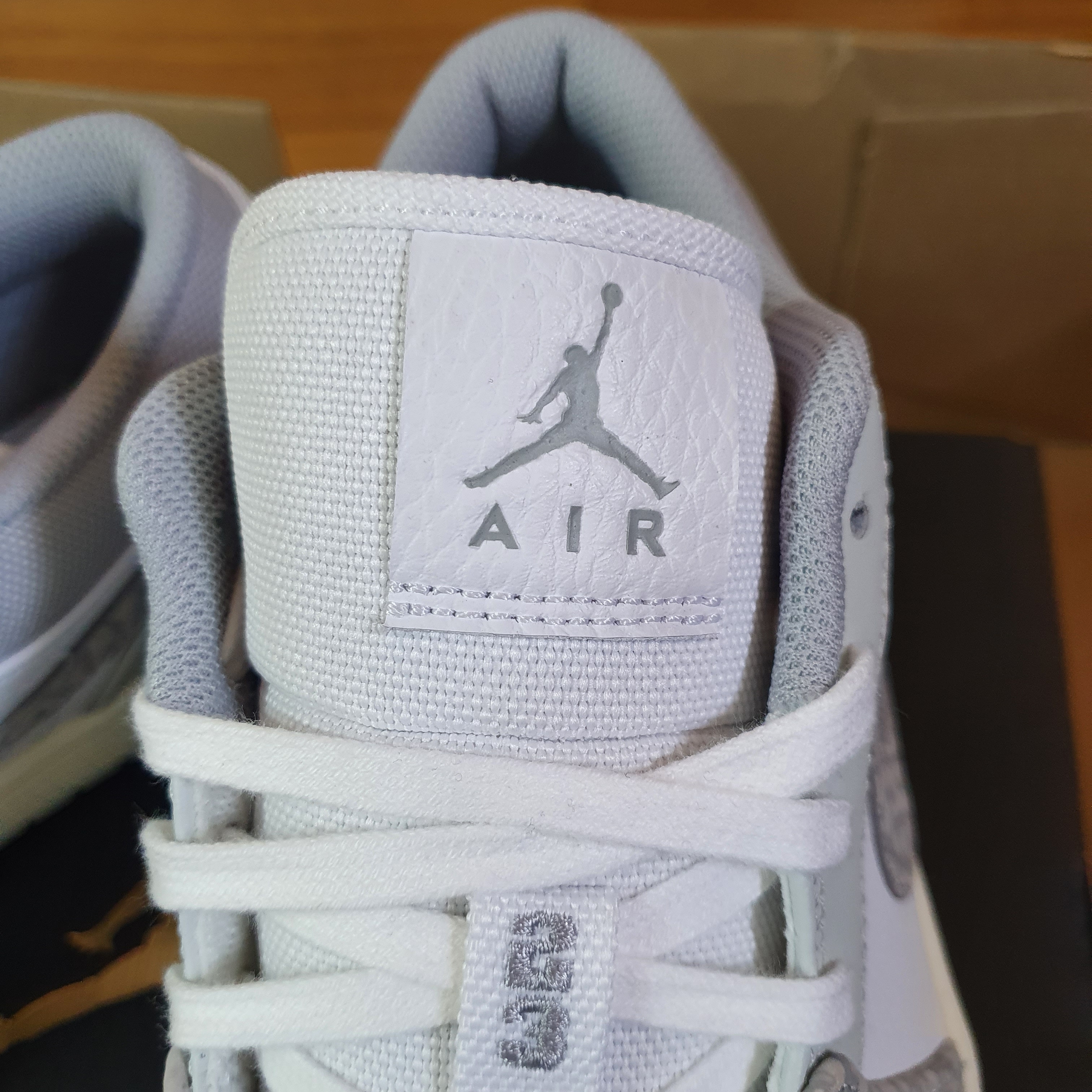 Jordan 1 Low PRM Elephant Print 착용 스타일 - 2