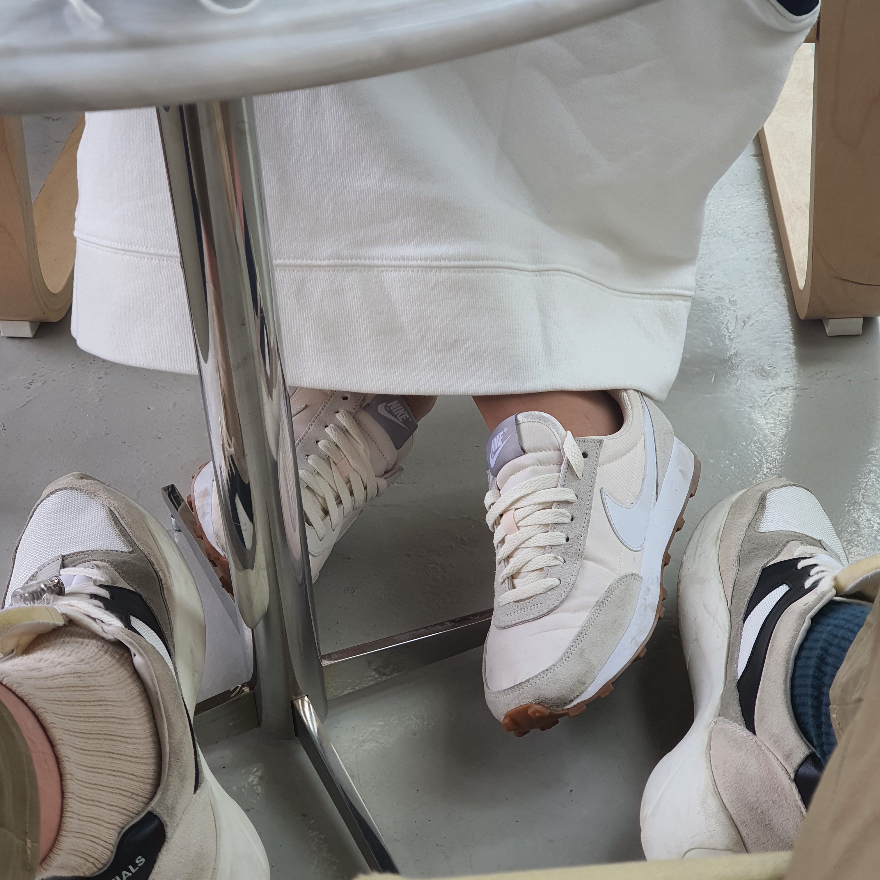 (W) Nike Daybreak Summit White, Essentials Distance Sneakers Cream Grey Black 착용 스타일 - 2