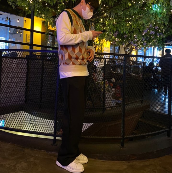Alexander McQueen Oversized Sneakers White Black 착용 스타일