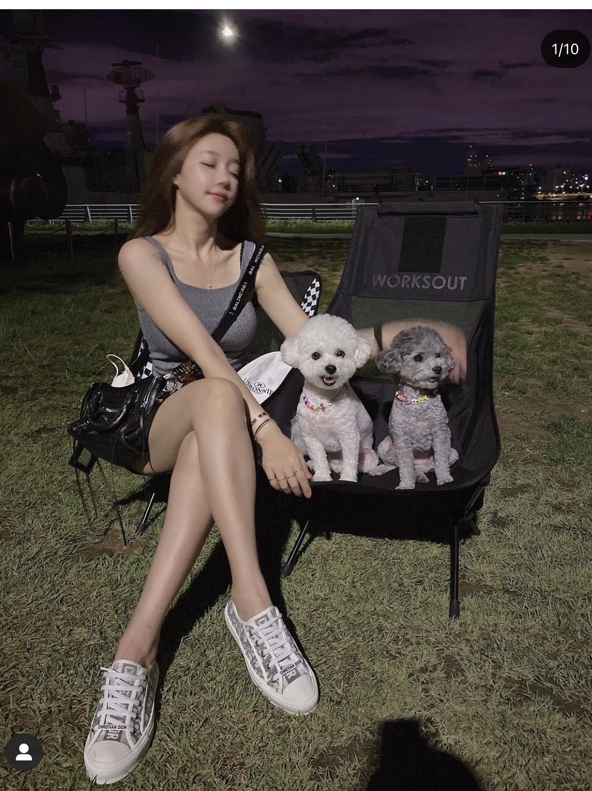 (W) Dior Walk'N'Dior Sneakers Oblique Navy 착용 스타일 - 1