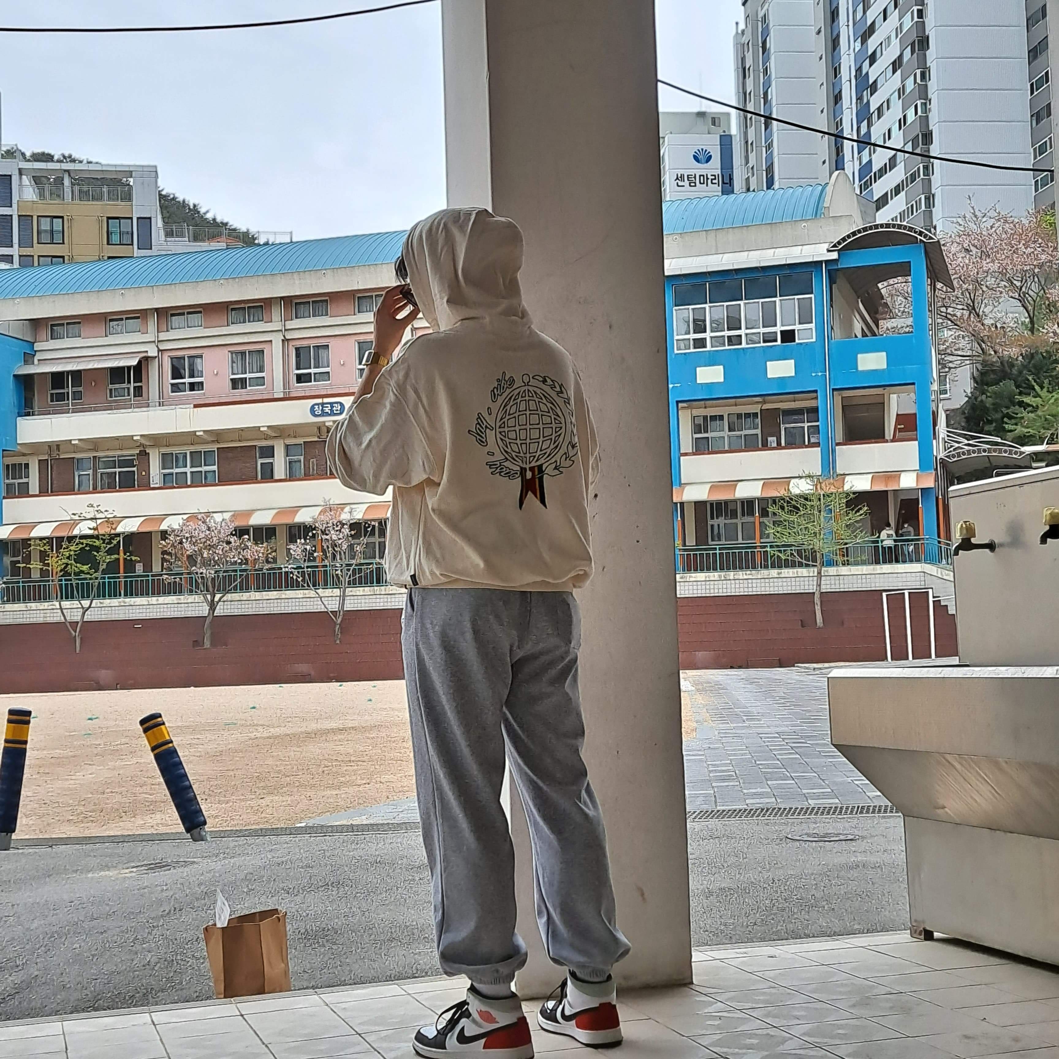 Jordan 1 Mid SE Track Red 착용 스타일 - 2