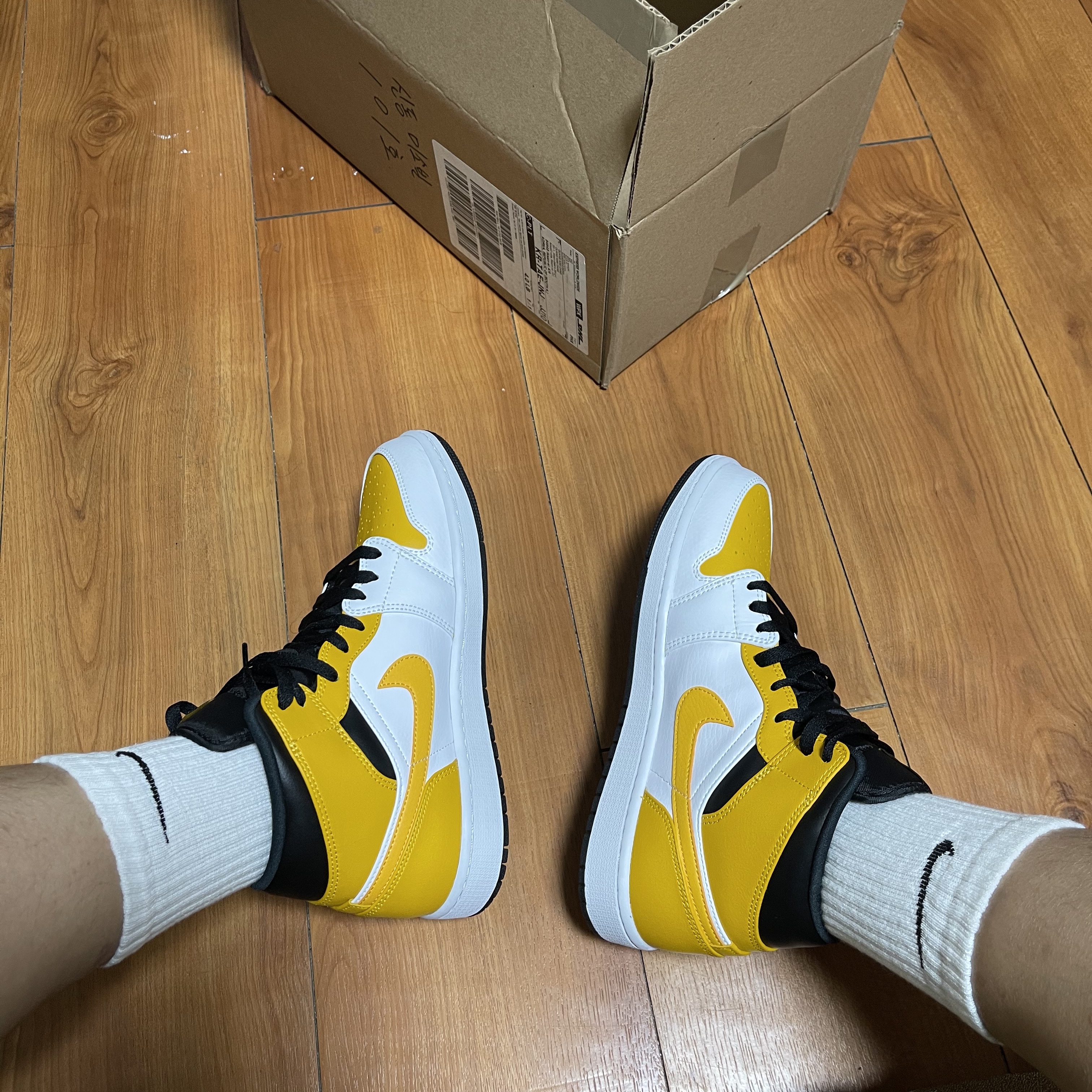Jordan 1 Mid White University Gold 착용 스타일