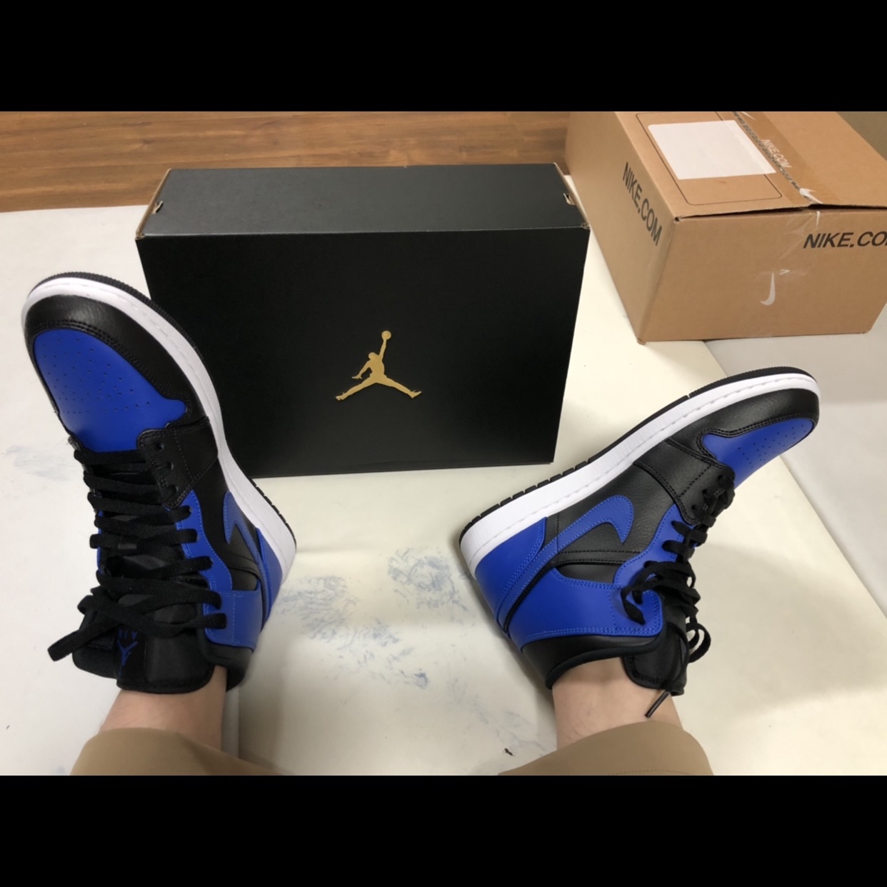 Jordan 1 Mid Black Hyper Royal 착용 스타일