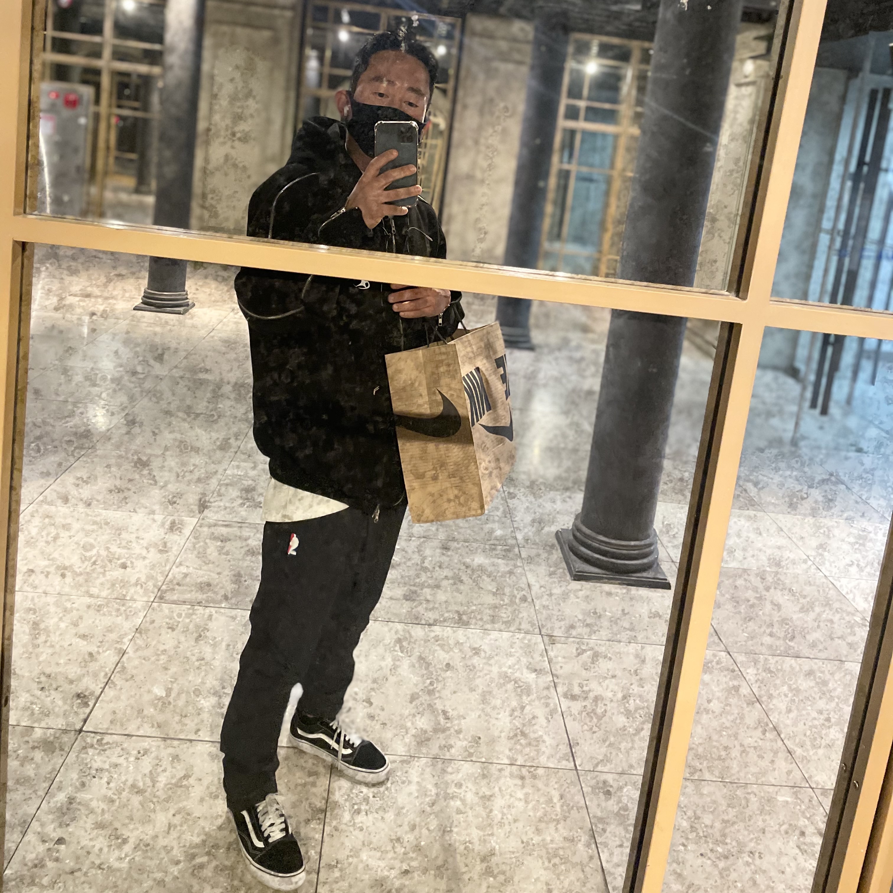 Nike x Fear of God Warm Up Pants Off Noir, Vans Vault OG Old Skool LX Black 착용 스타일