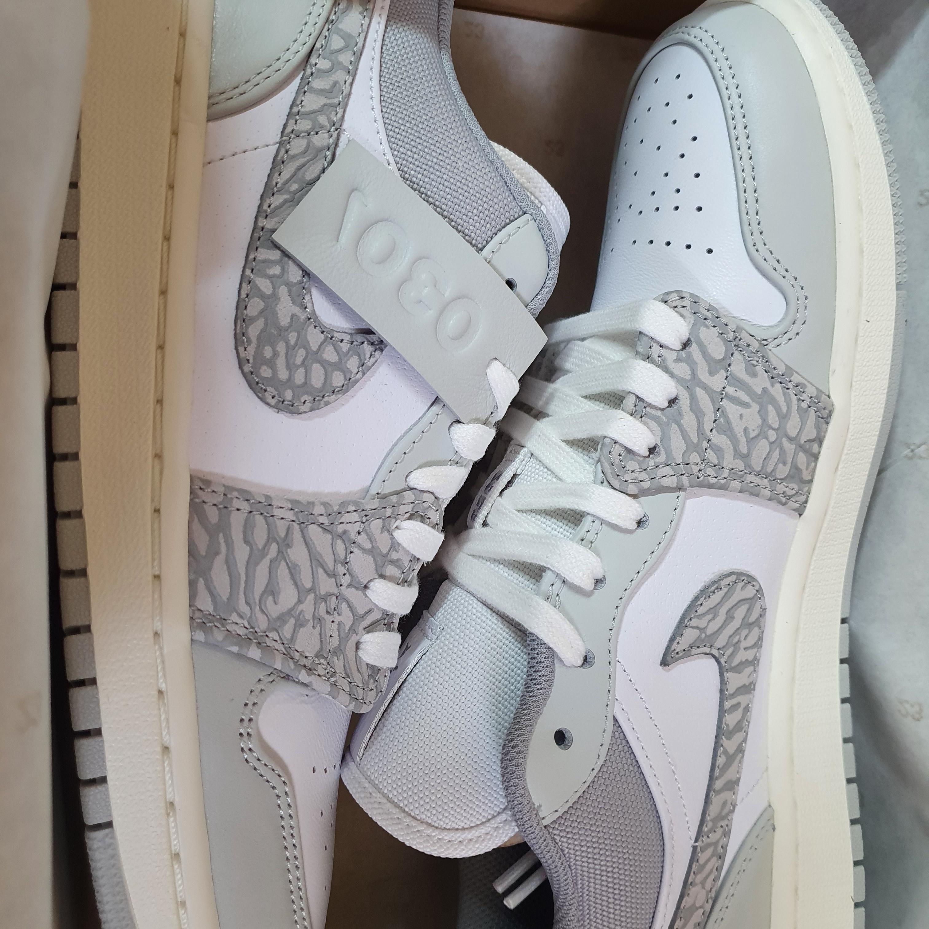 Jordan 1 Low PRM Elephant Print 착용 스타일 - 4
