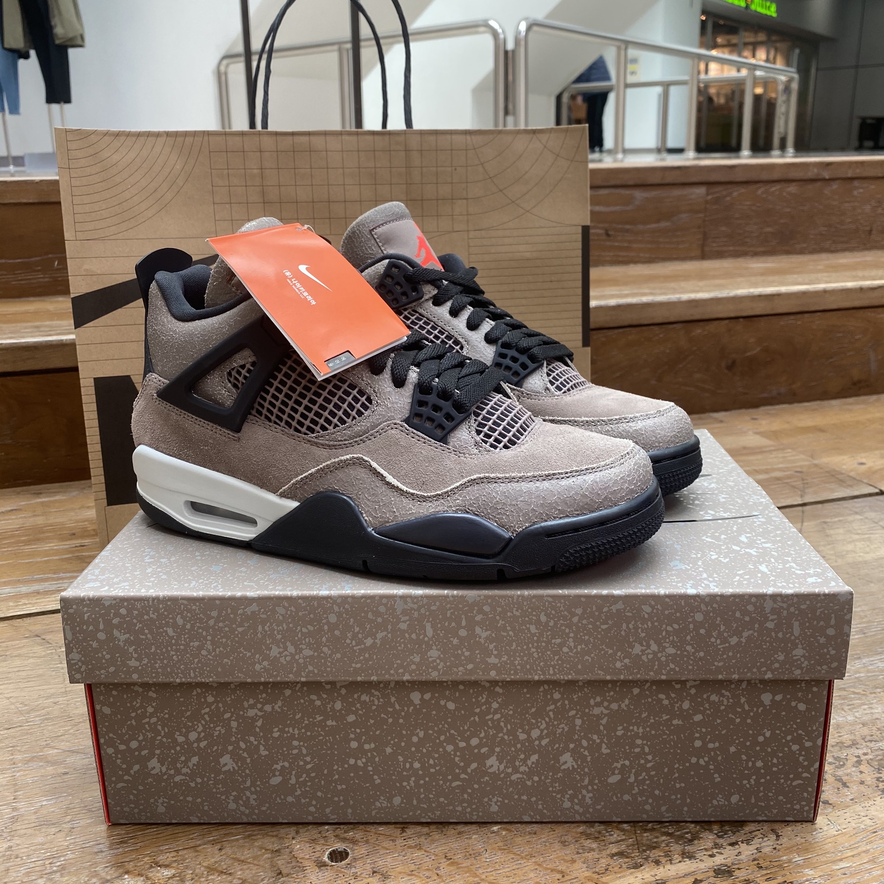 Jordan 4 Retro Taupe Haze 착용 스타일