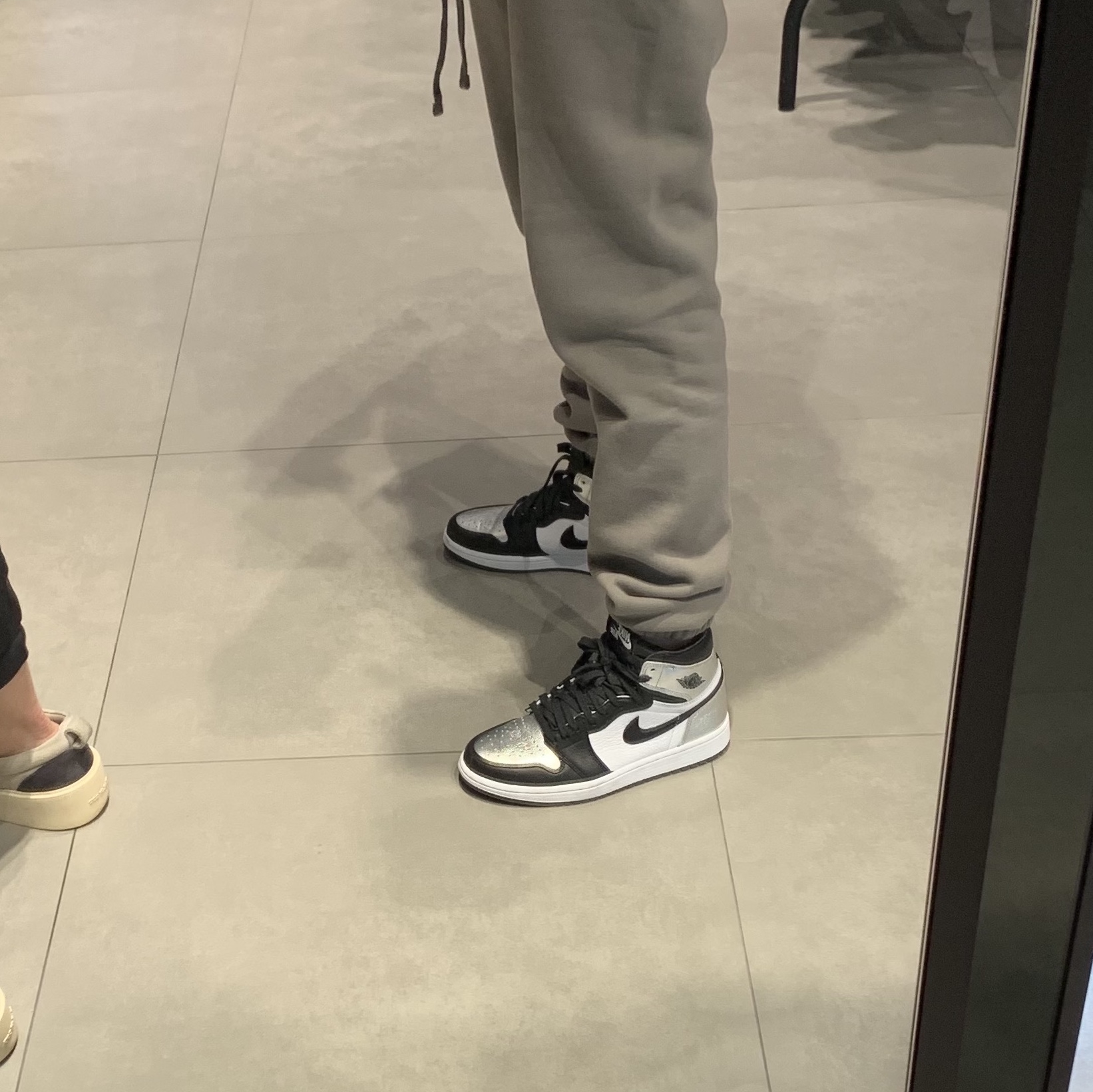 (W) Jordan 1 Retro High OG Silver Toe, Essentials Sweatpants Cement - 20FW 착용 스타일