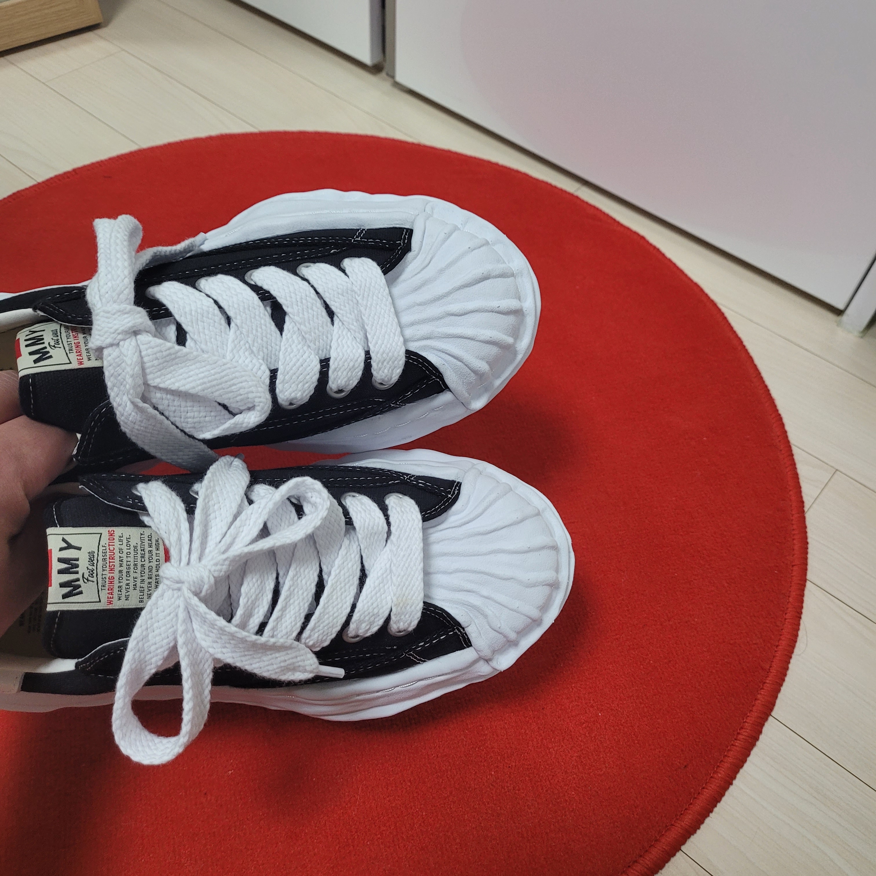 Maison Mihara Yasuhiro Blakey OG Sole Canvas Low-top Sneakers Black 착용 스타일