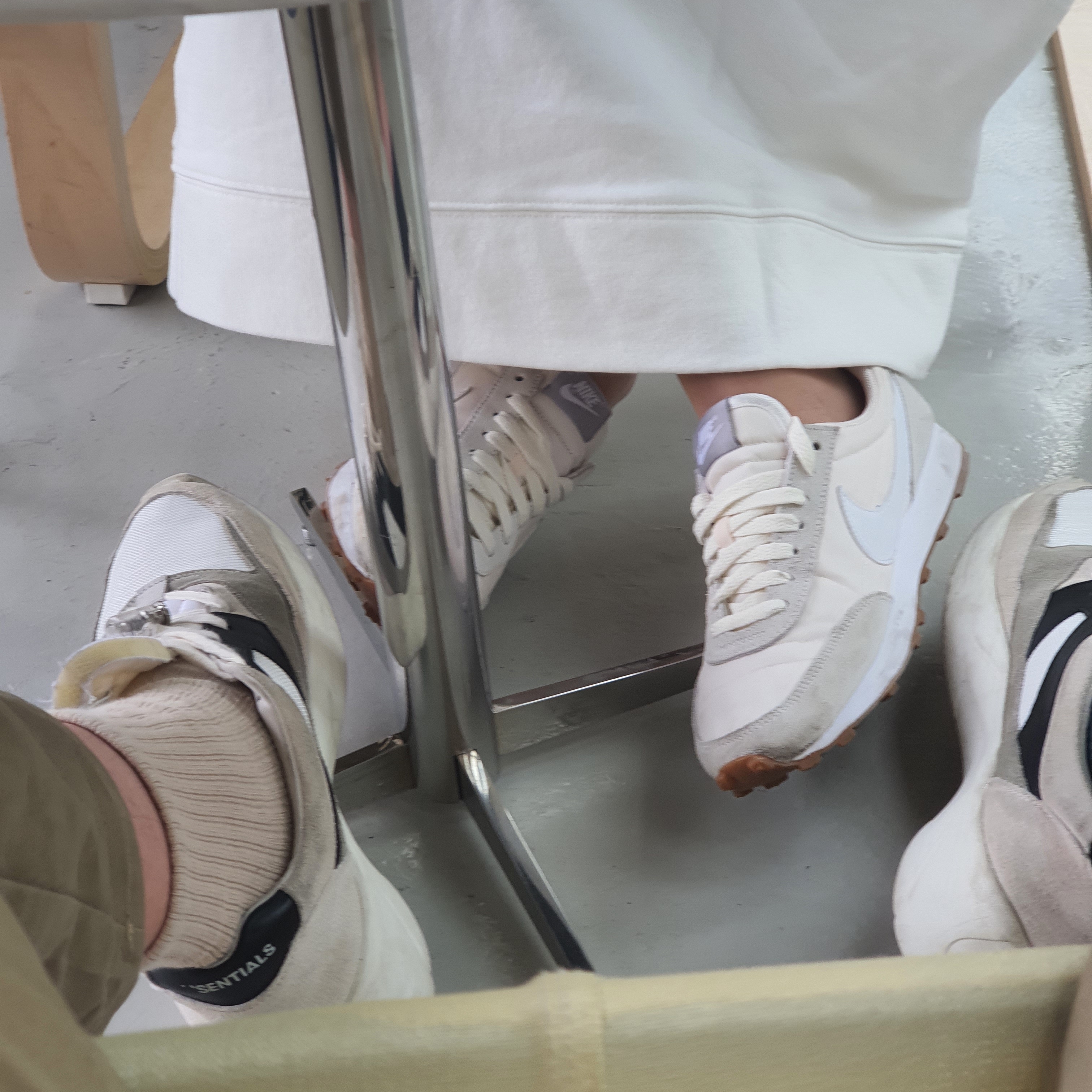(W) Nike Daybreak Summit White, Essentials Distance Sneakers Cream Grey Black 착용 스타일 - 1