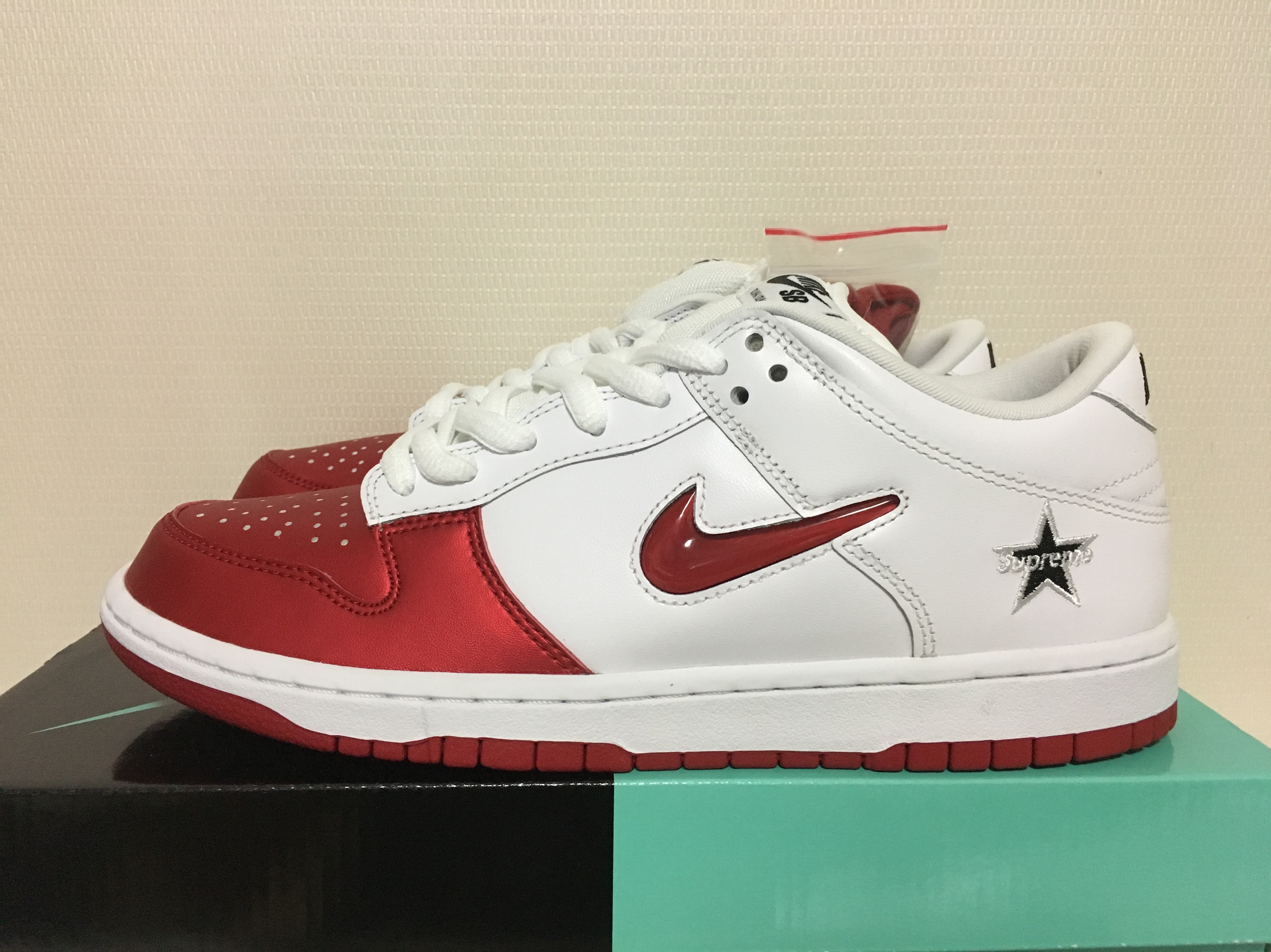 Nike x Supreme SB Dunk Low Jewel Swoosh Red 착용 스타일