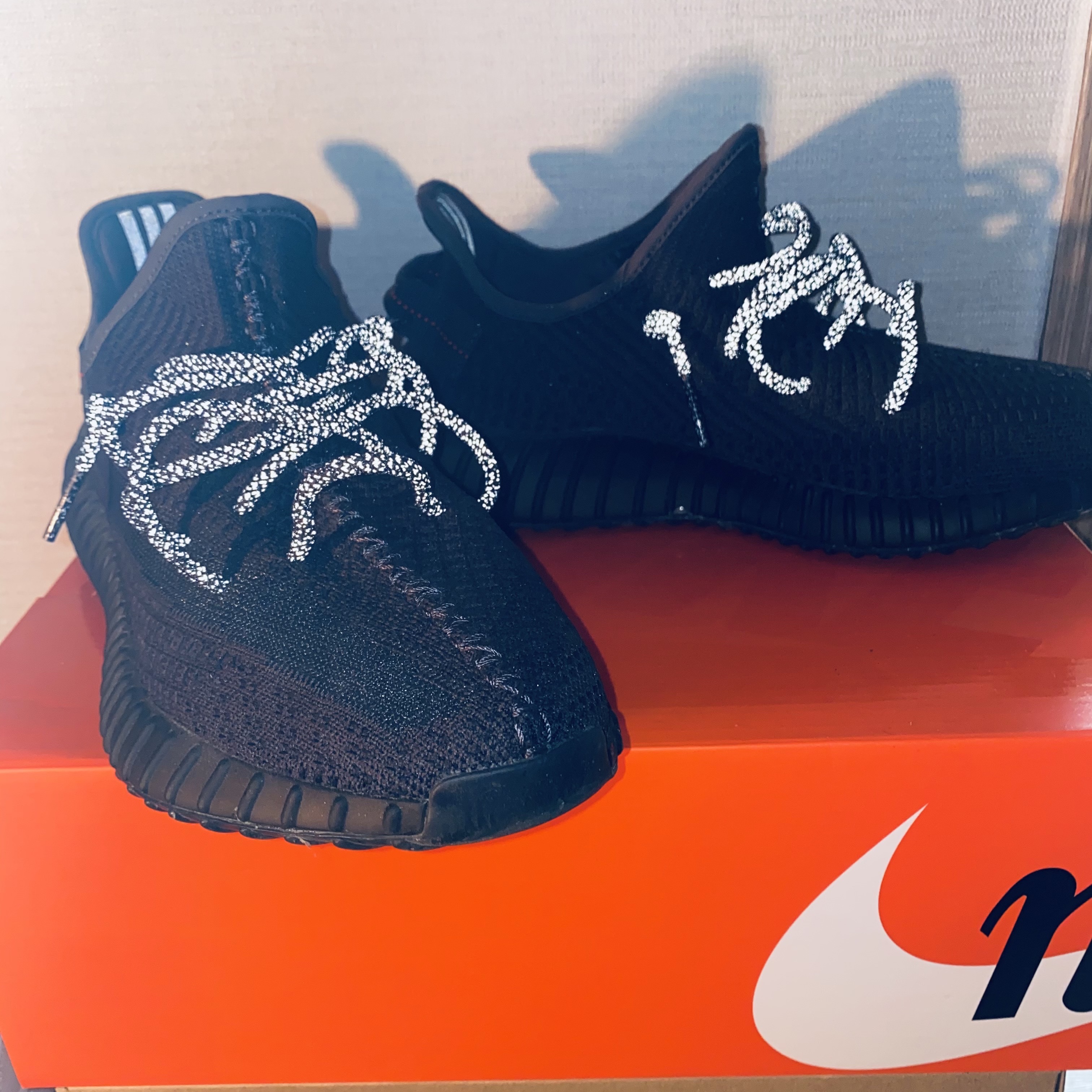 Adidas Yeezy Boost 350 V2 Black - Non-Reflective 착용 스타일