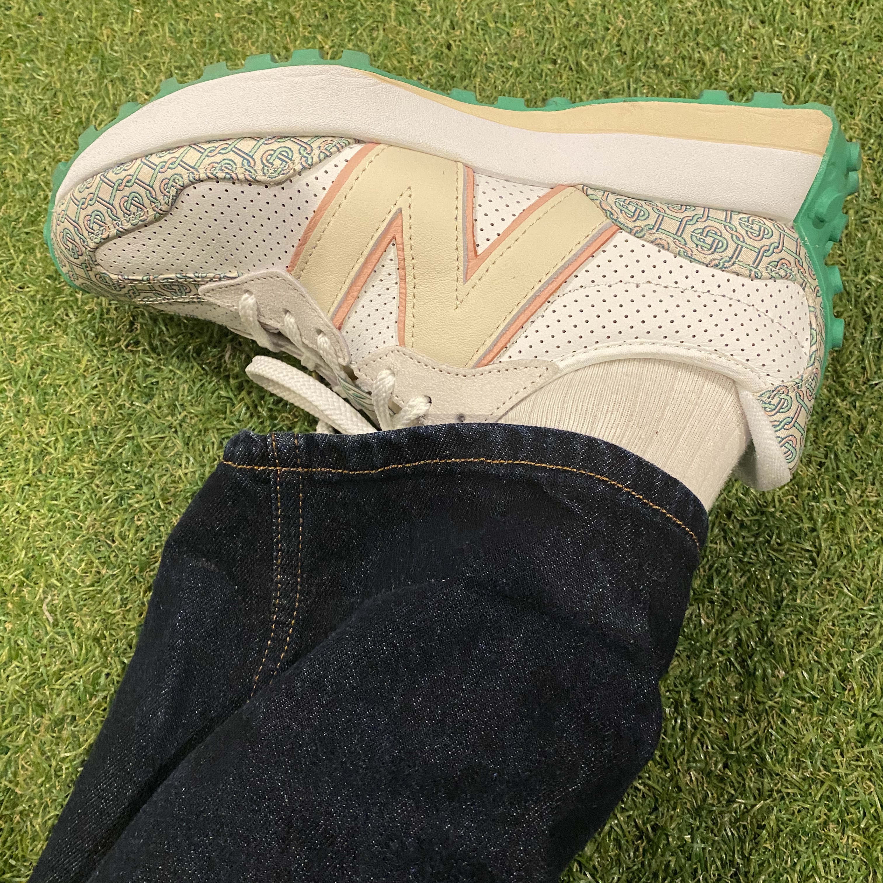New Balance x Casablanca 327 Idealist Monogram White Green 착용 스타일 - 4