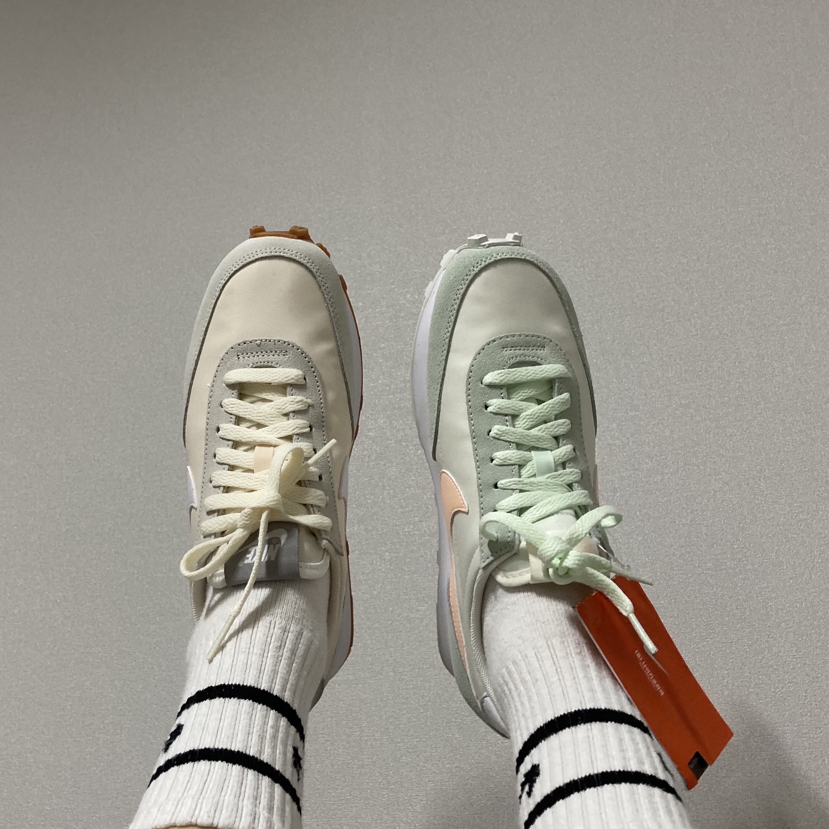 (W) Nike Daybreak Summit White, (W) Nike Daybreak Crimson Tint Barely Green 착용 스타일 - 2