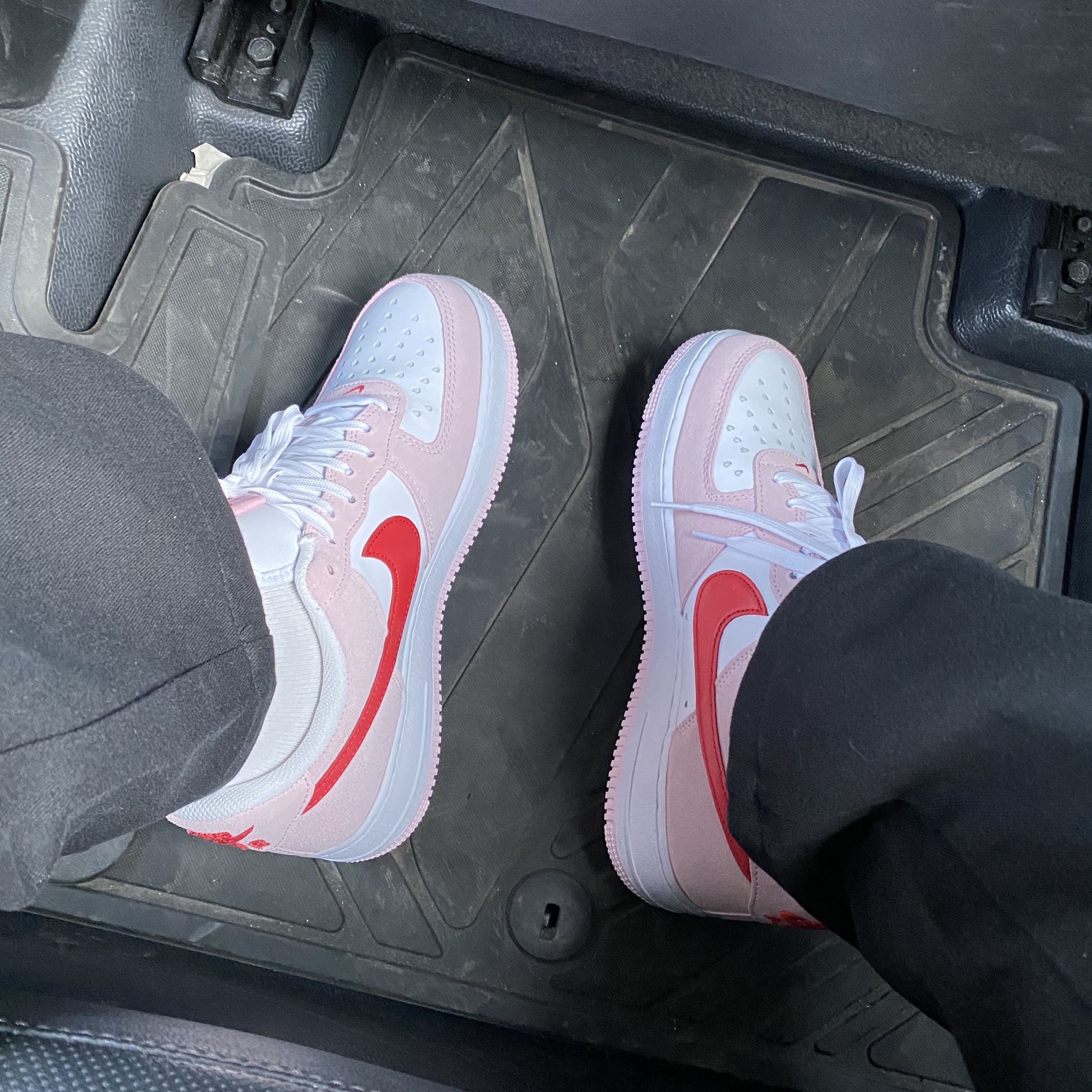 Nike Air Force 1 '07 QS Valentine's Day 착용 스타일