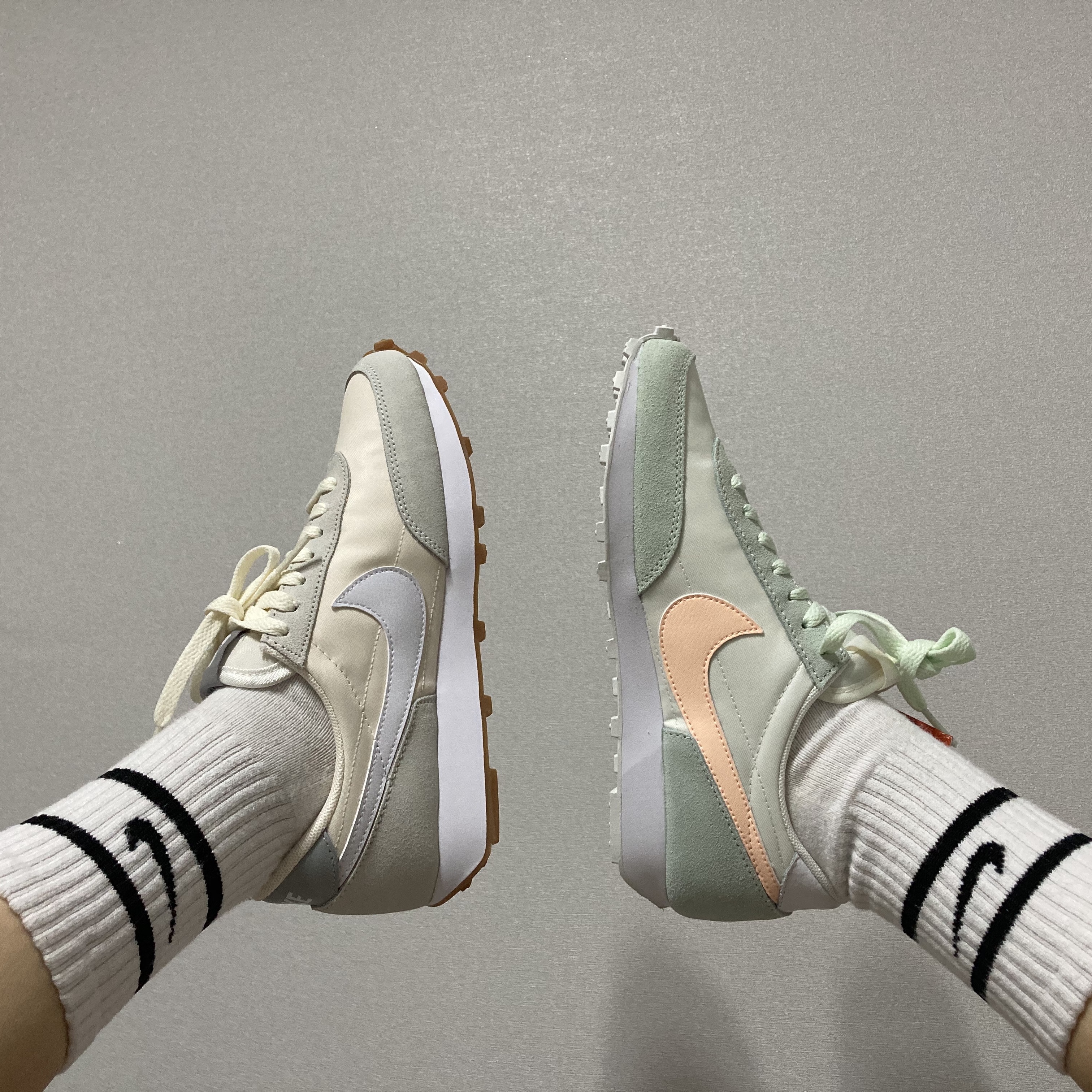 (W) Nike Daybreak Summit White, (W) Nike Daybreak Crimson Tint Barely Green 착용 스타일 - 1
