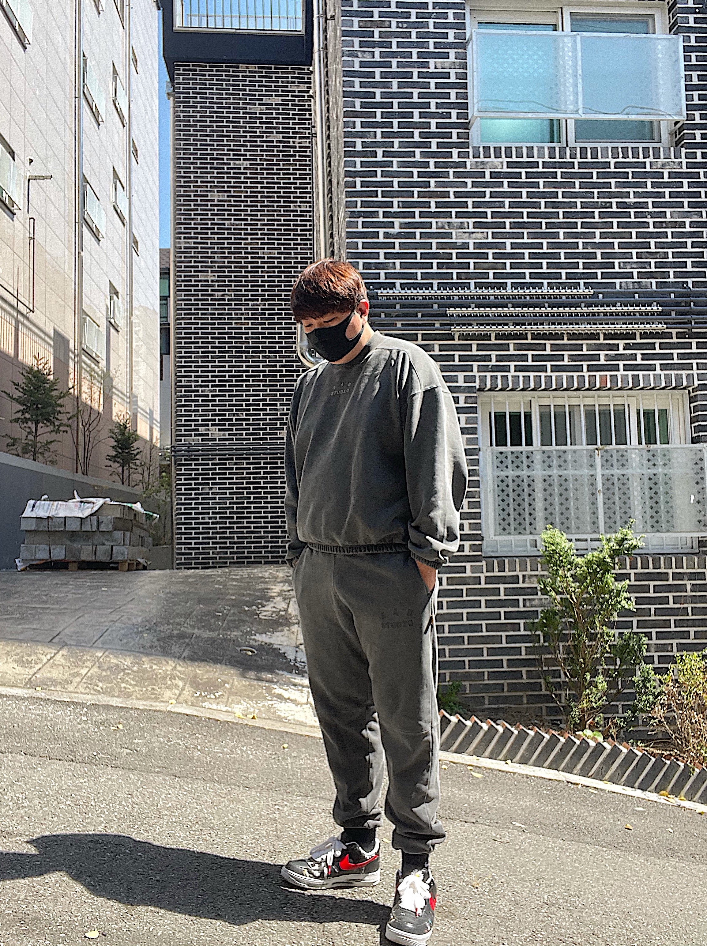 IAB Studio Pigment Crewneck Black, IAB Studio Blocked Pigment Sweatpants Black 착용 스타일