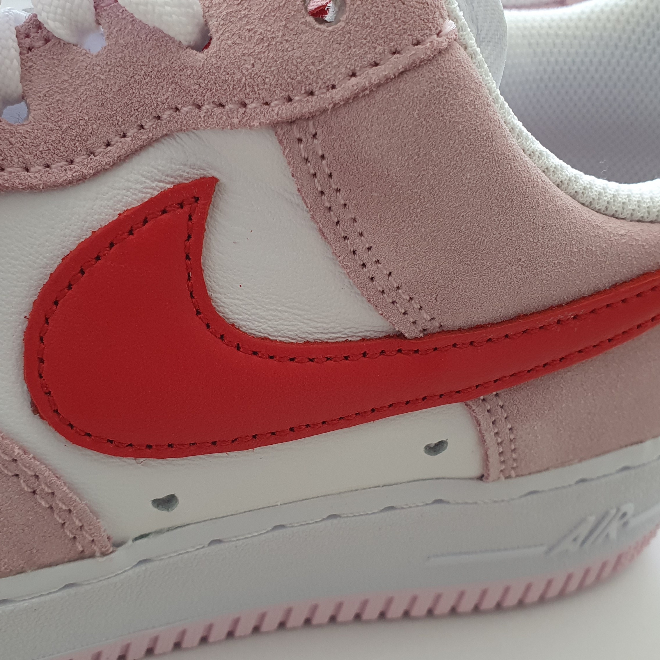 Nike Air Force 1 '07 QS Valentine's Day 착용 스타일 - 2