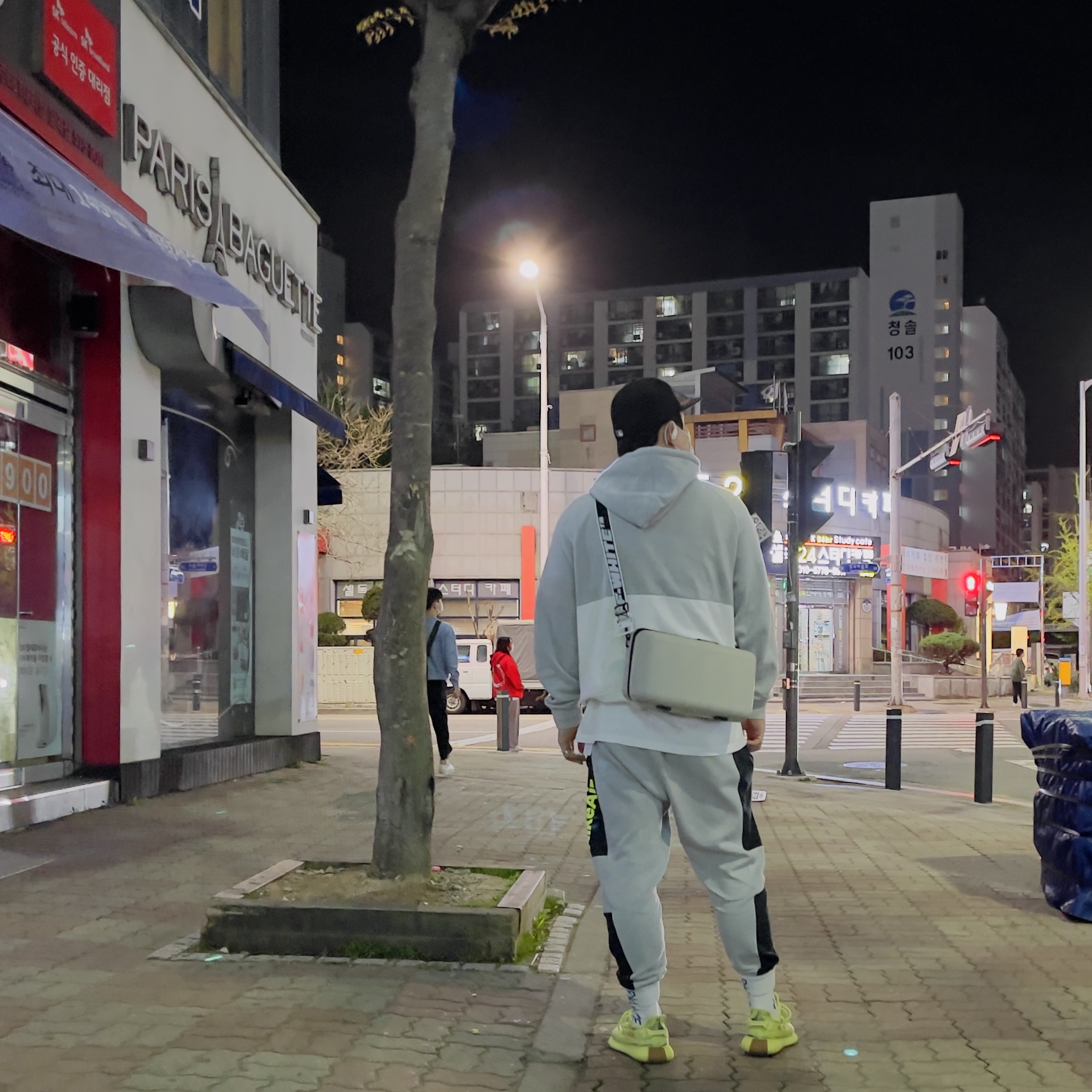 Adidas Yeezy Boost 350 V2 Semi Frozen Yellow, Off-White x Amore Pacific Protection Box (Without Cosmetics) 착용 스타일