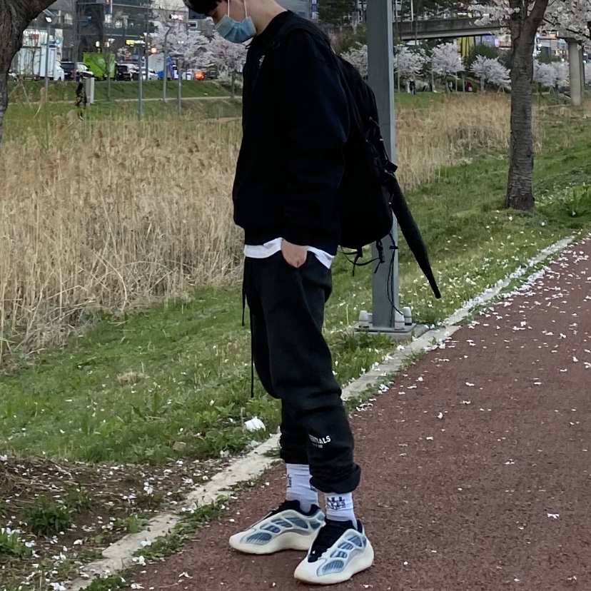 Adidas Yeezy 700 V3 Kyanite, Nike x Stussy NRG ZR Fleece Crewneck Black - Asia 착용 스타일