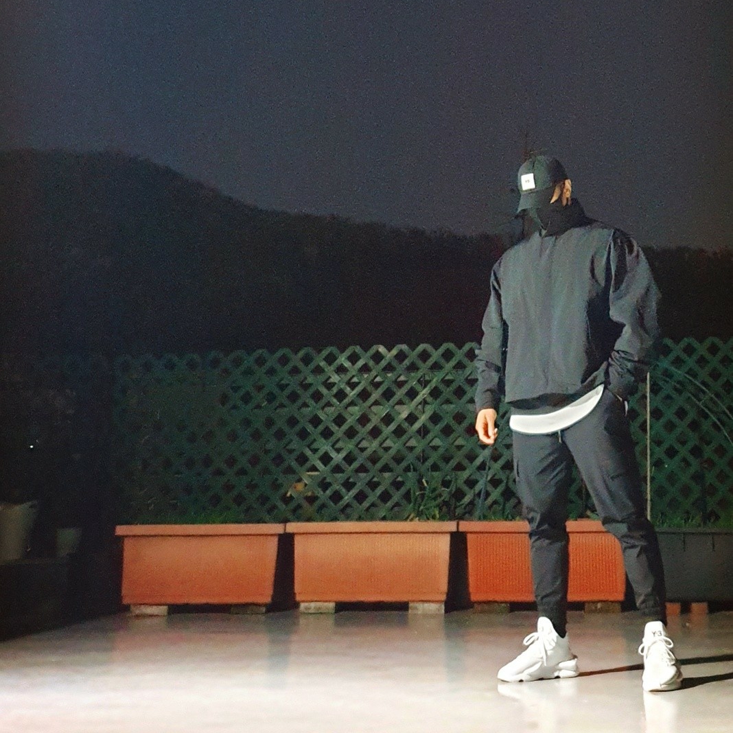 Y-3 Kaiwa Black White 착용 스타일 - 1