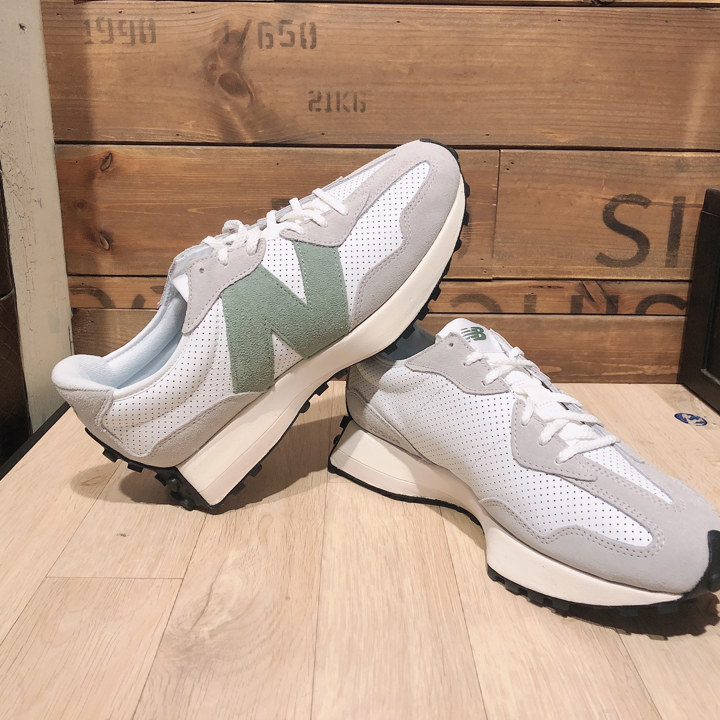 (W) New Balance 327 Grey Green - JD Sports Exclusive 착용 스타일 - 3