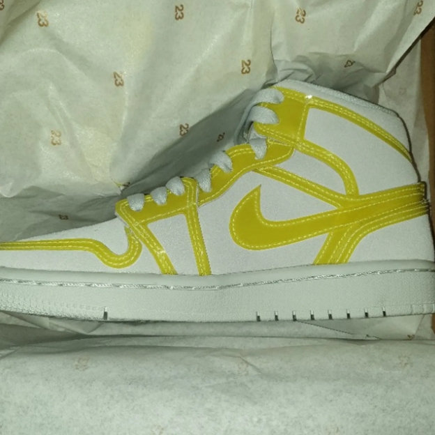 (W) Jordan 1 Mid LX Opti Yellow 착용 스타일 - 2