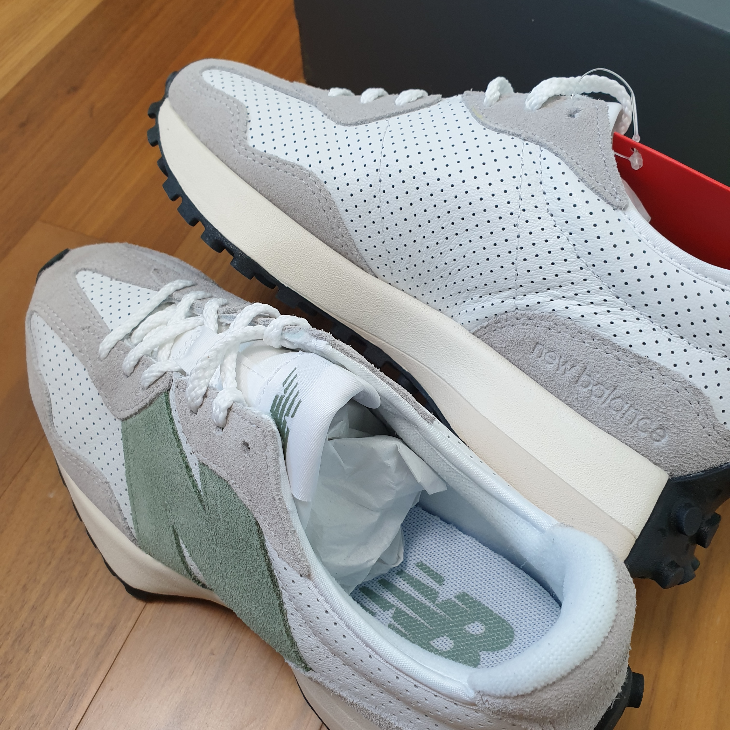 (W) New Balance 327 Grey Green - JD Sports Exclusive 착용 스타일 - 2