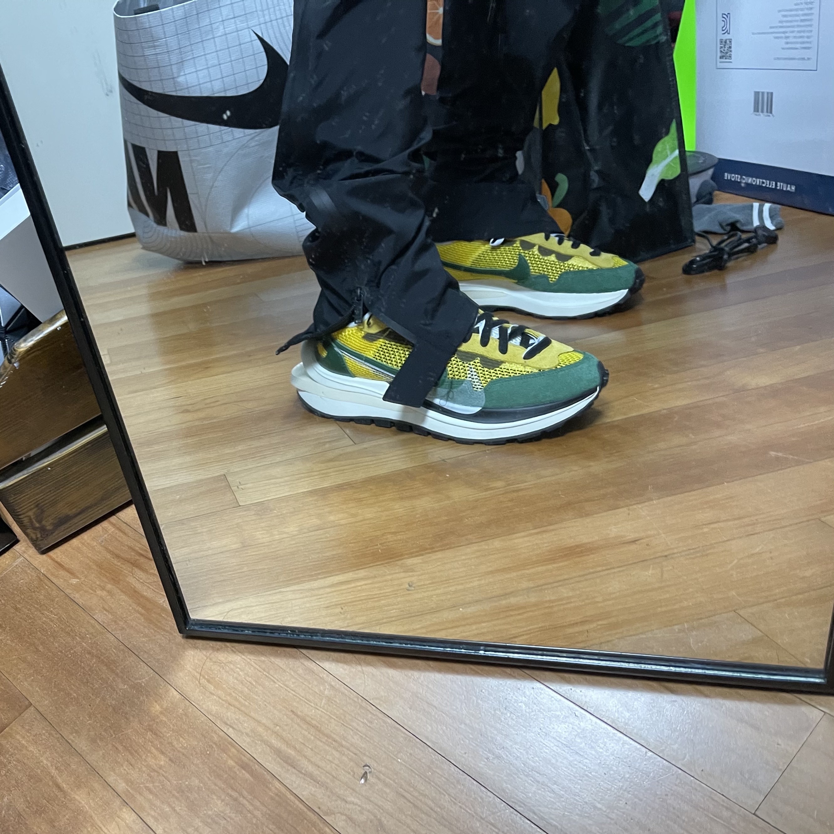 Nike x Sacai VaporWaffle Tour Yellow & Gorge Green Sail 착용 스타일