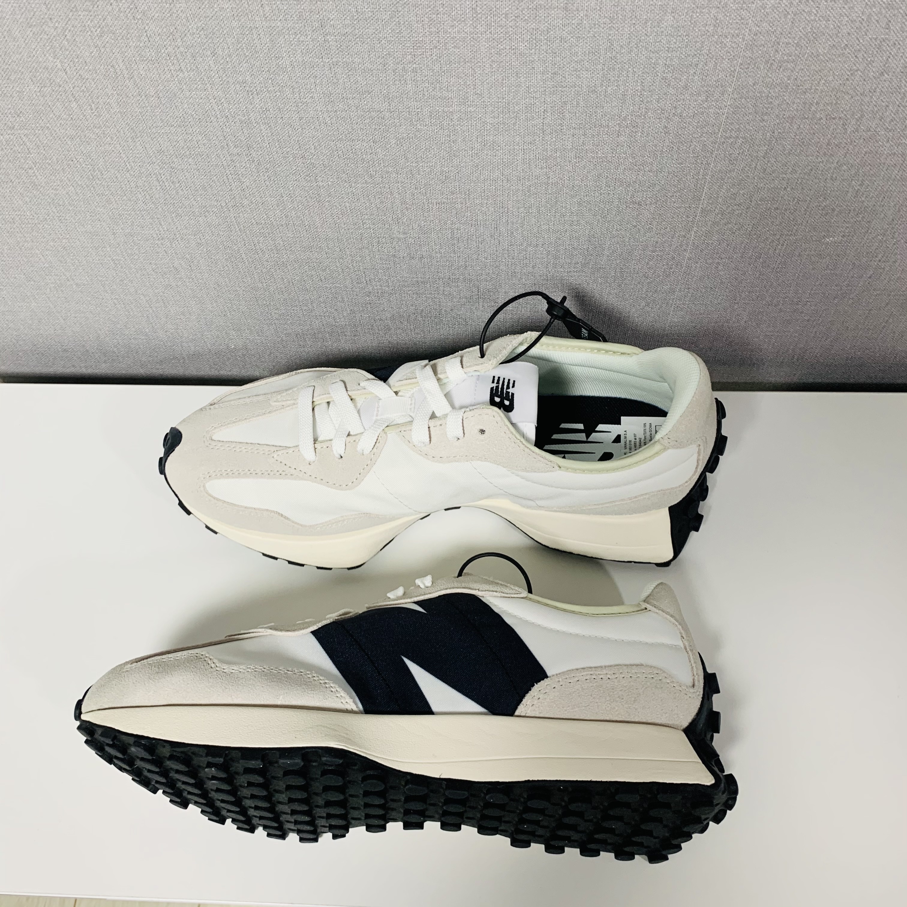 New Balance 327 White Black 착용 스타일 - 1