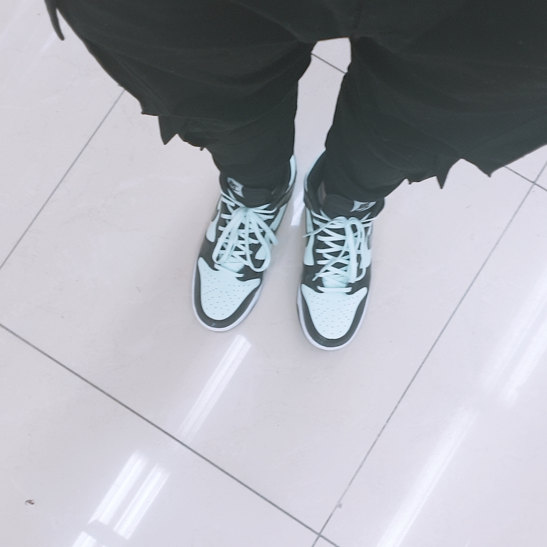 Nike Dunk High Barely Green 착용 스타일 - 2
