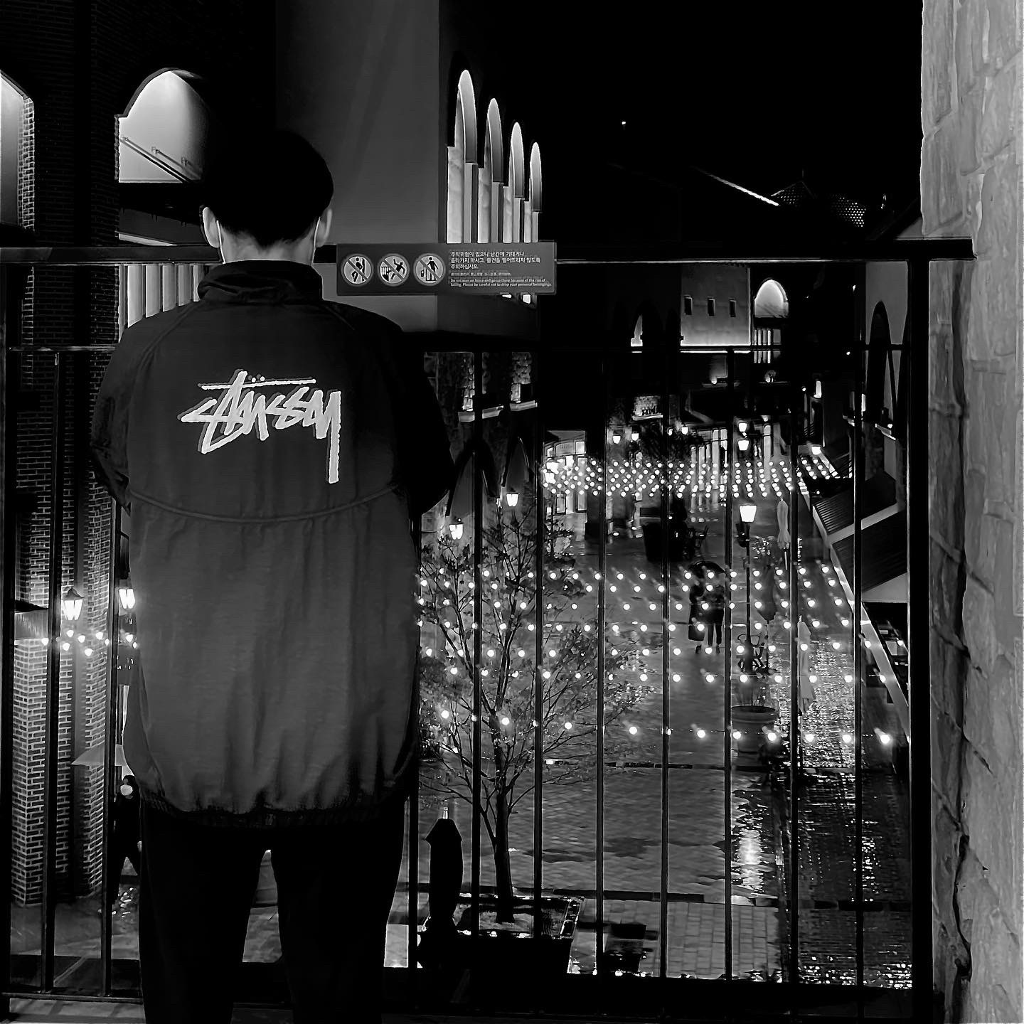 Nike x Stussy Windrunner Jacket Off Noir 착용 스타일
