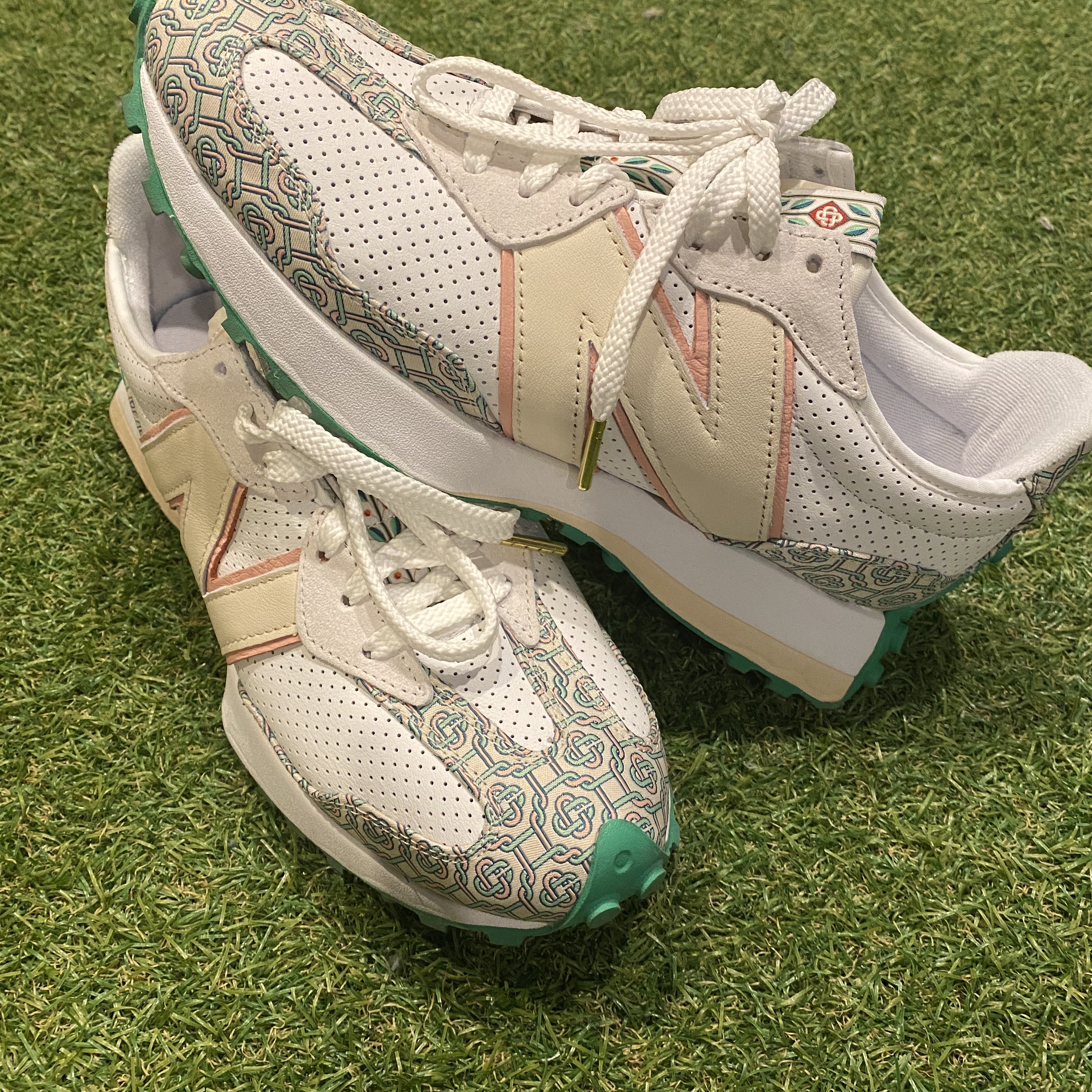 New Balance x Casablanca 327 Idealist Monogram White Green 착용 스타일 - 2