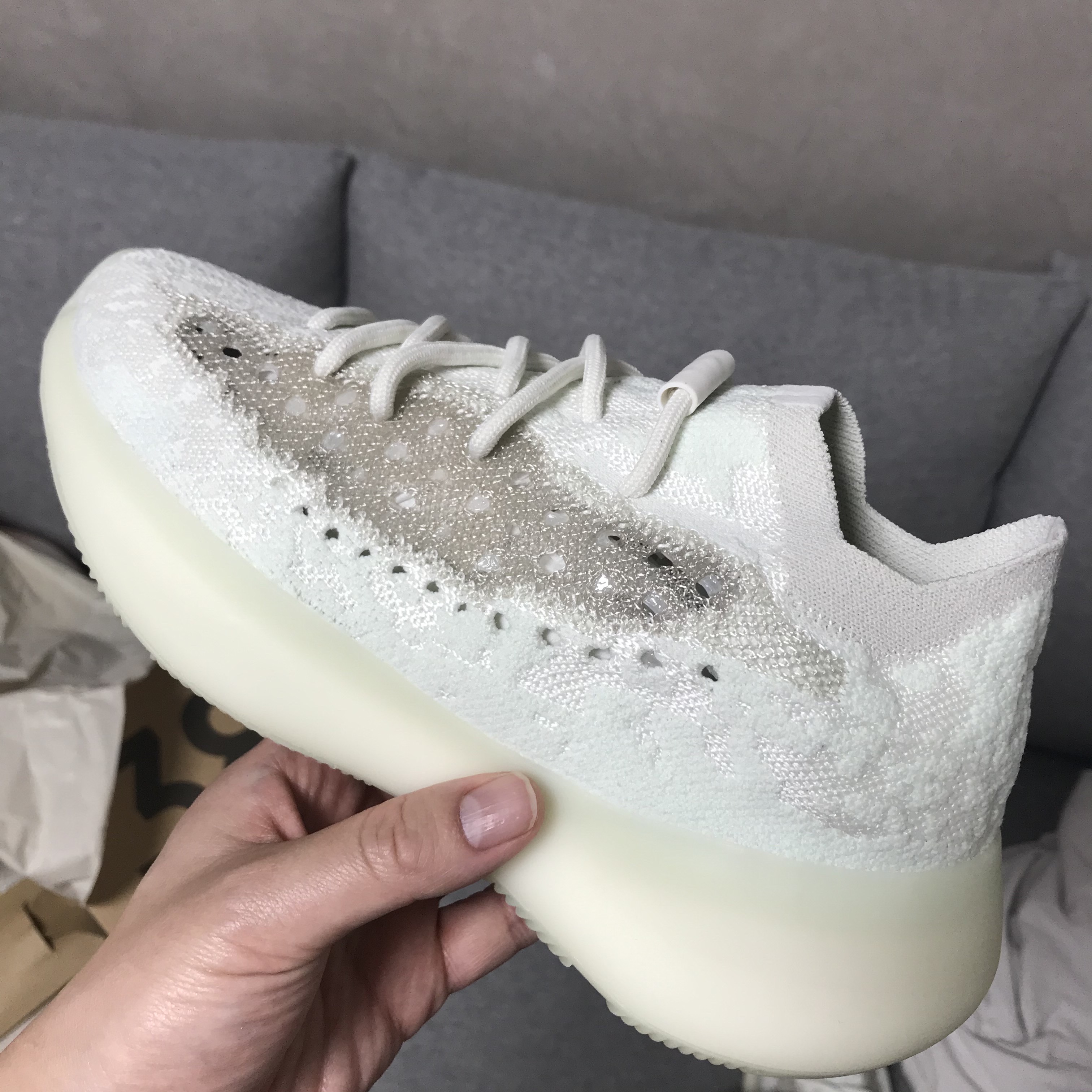 Adidas Yeezy Boost 380 Calcite Glow 착용 스타일 - 1